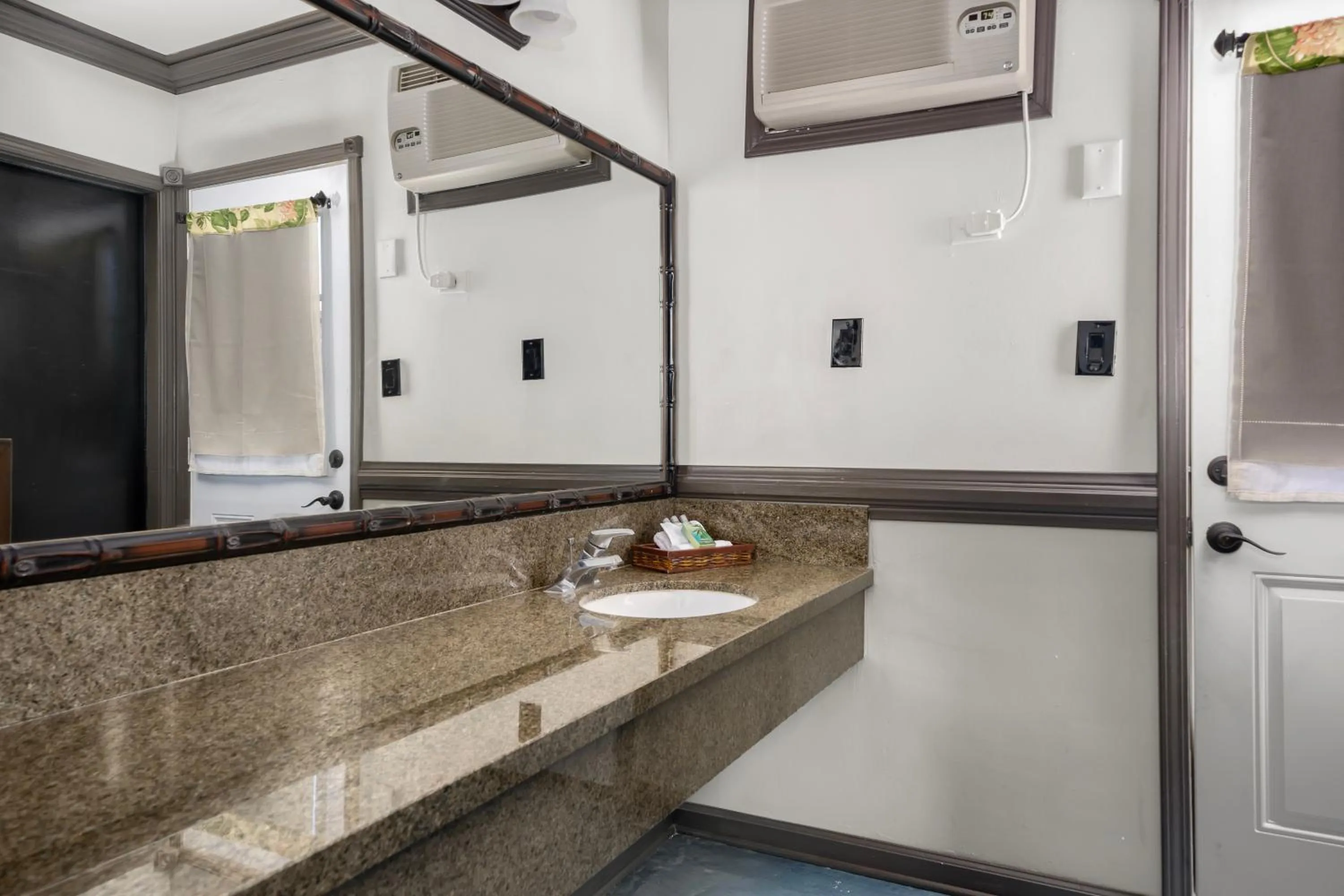 Bathroom in Caliente Tropics