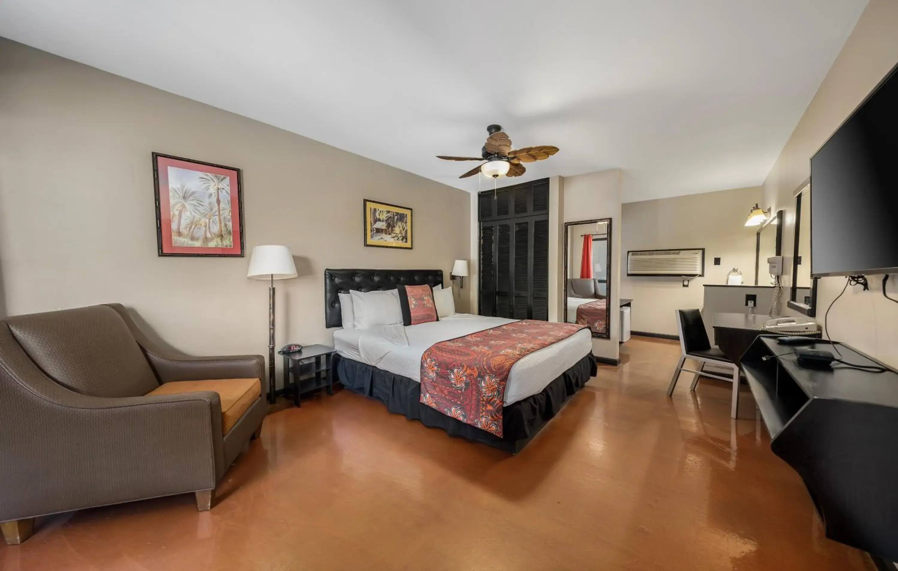 Deluxe King Room in Caliente Tropics Deluxe King Room in Caliente Tropics