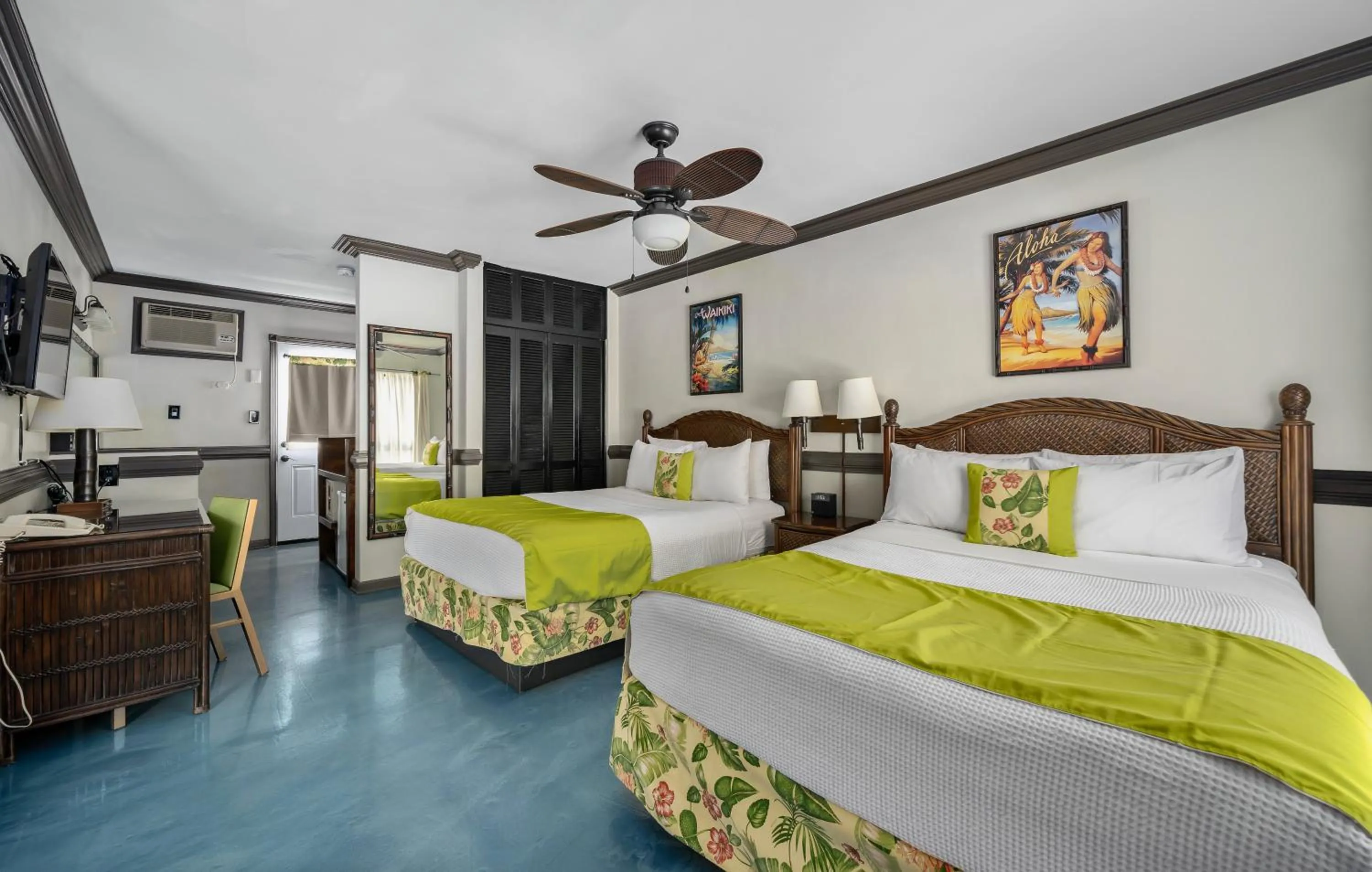 Photo of the whole room, Bed in Caliente Tropics