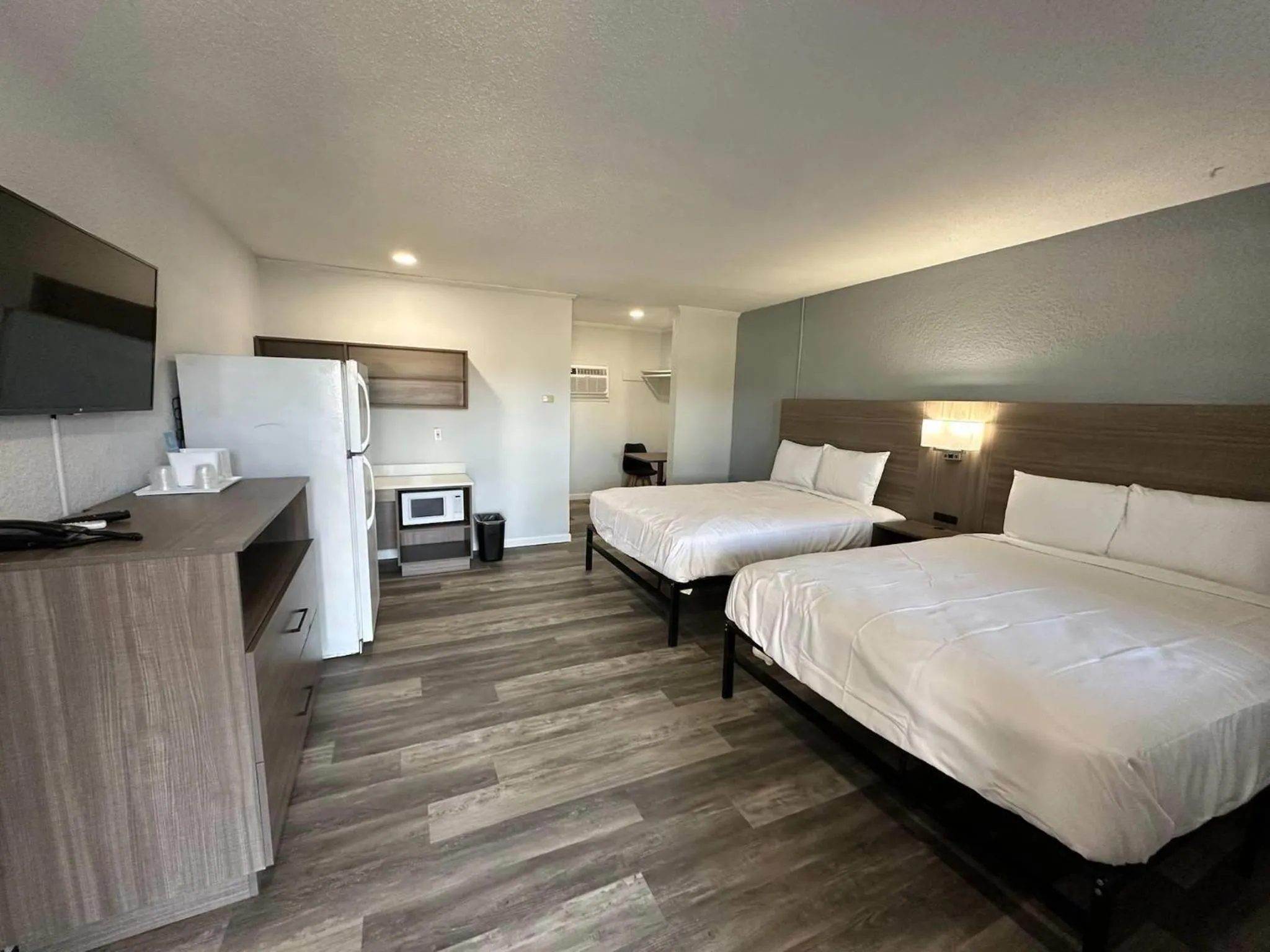 Bed in Suburban Studios Newport News - Hampton