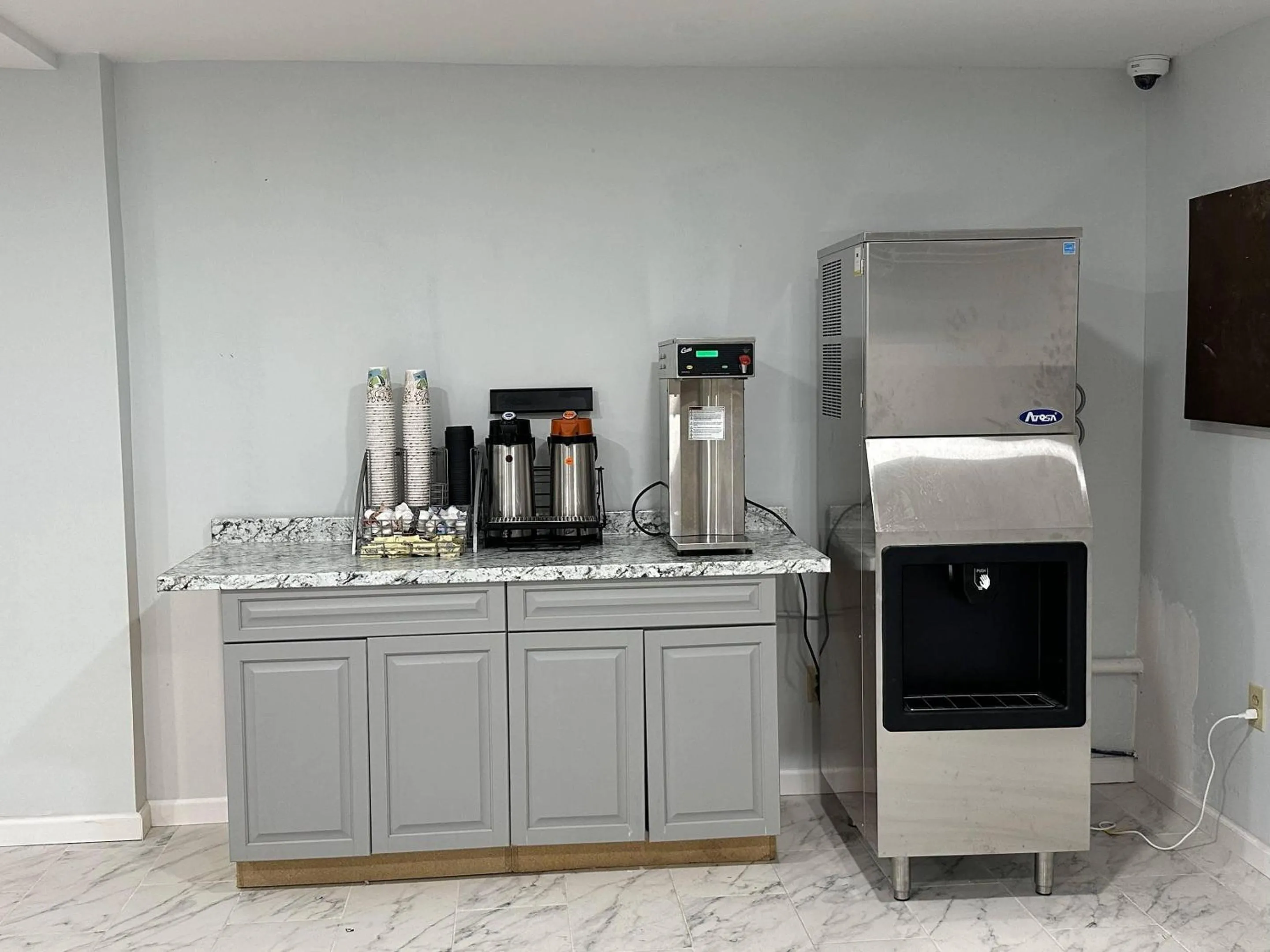 Lobby or reception in Suburban Studios Newport News - Hampton