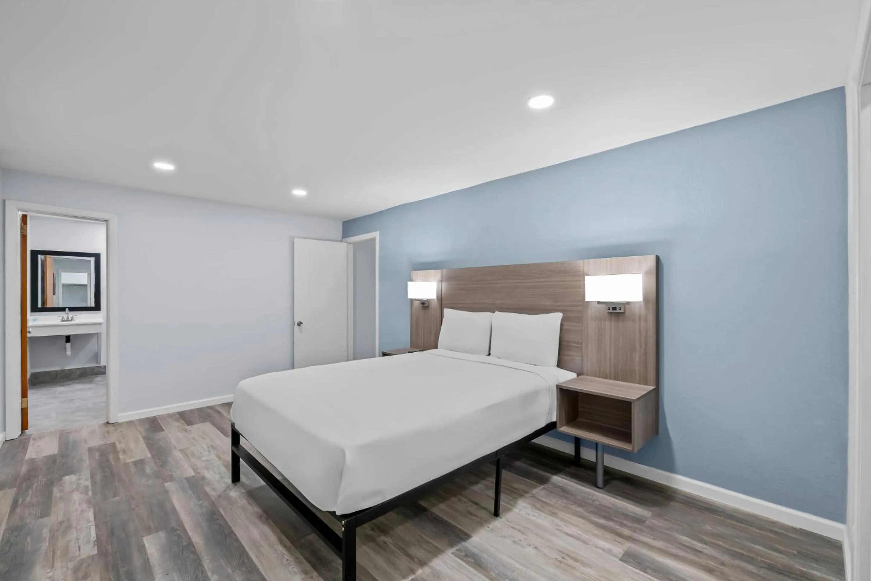 Bedroom, Bed in Suburban Studios Newport News - Hampton