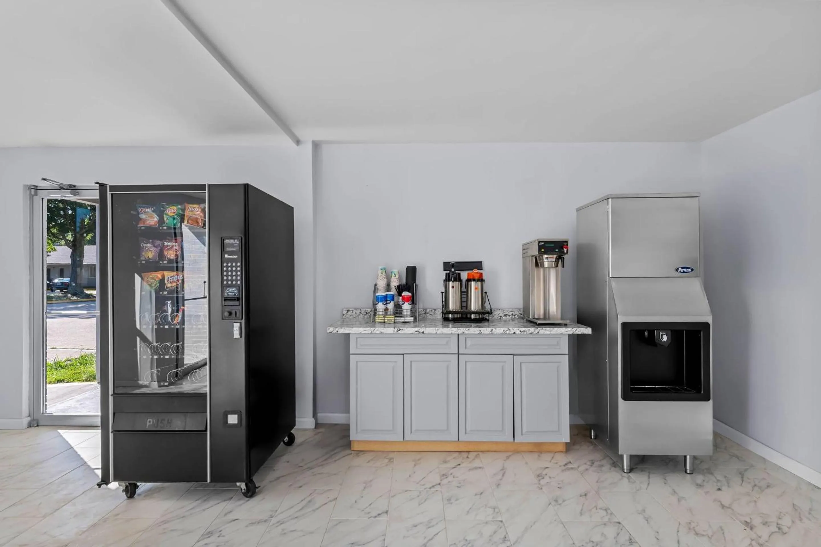 Coffee/tea facilities in Suburban Studios Newport News - Hampton