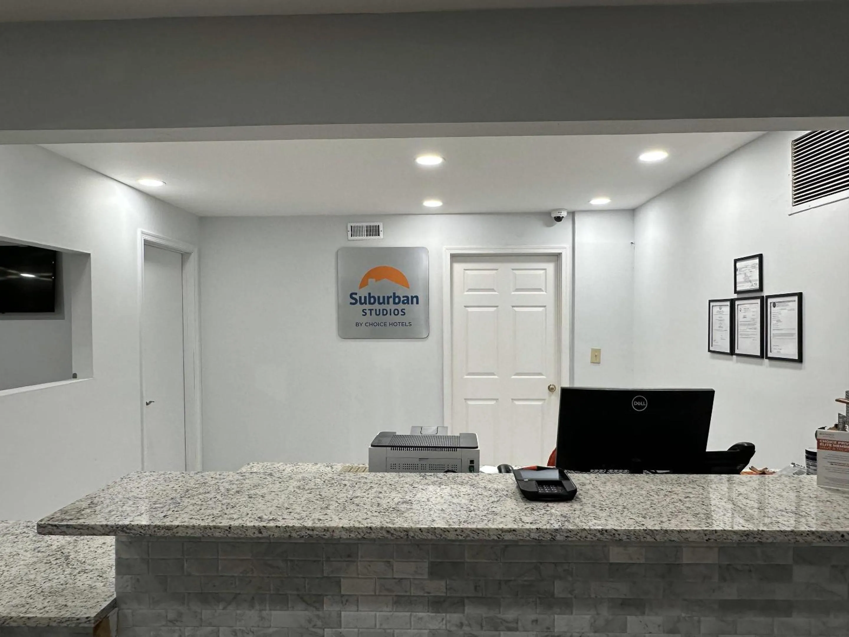 Lobby or reception in Suburban Studios Newport News - Hampton