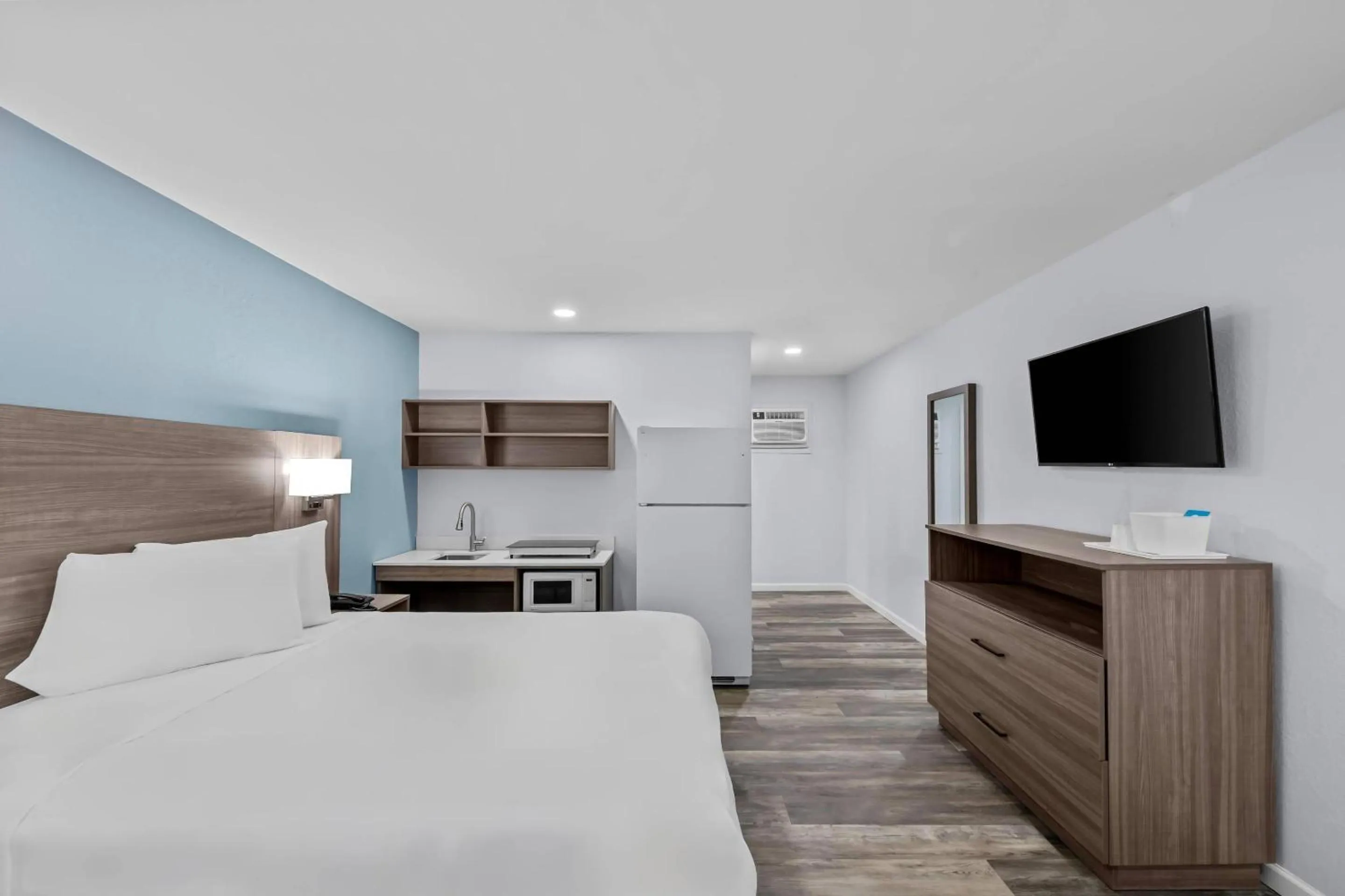 Bedroom, Bed in Suburban Studios Newport News - Hampton