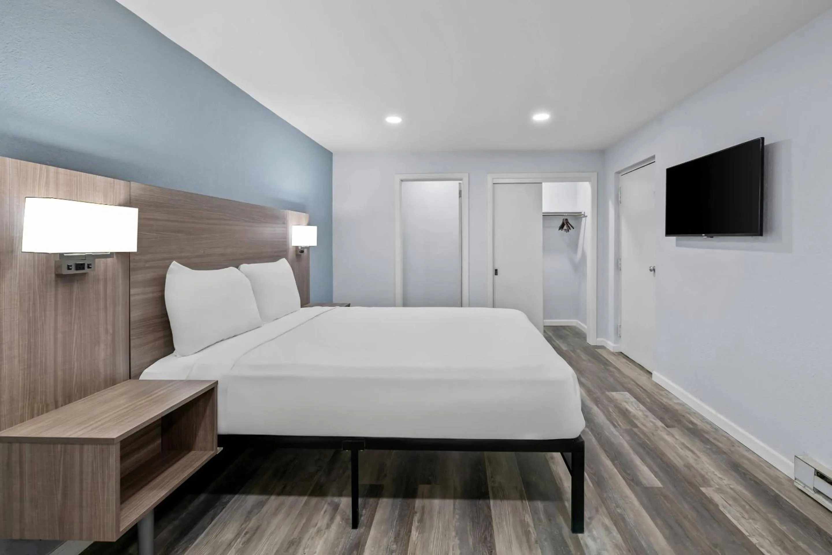 Bedroom, Bed in Suburban Studios Newport News - Hampton