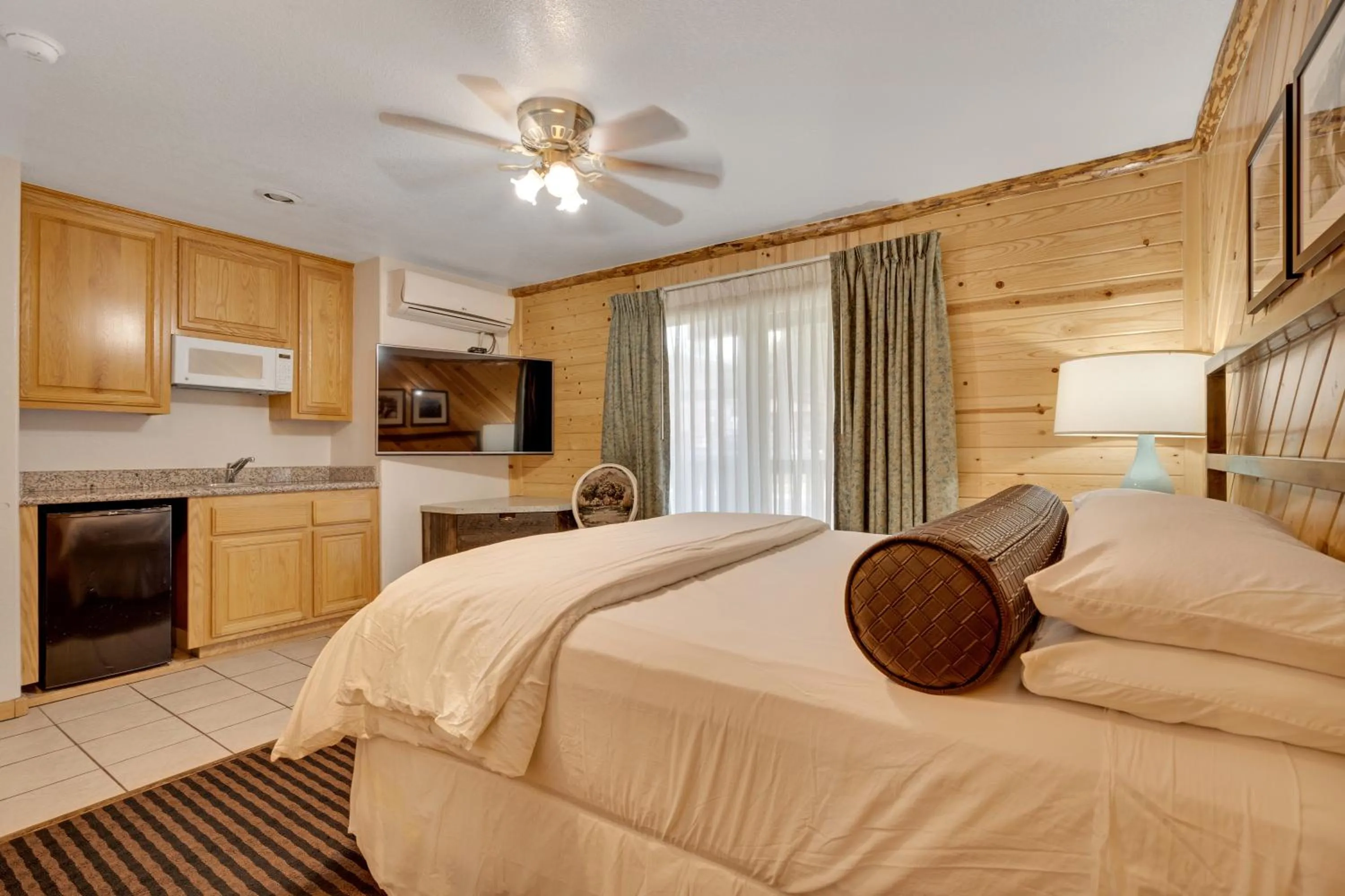 Photo of the whole room, Bed in 3 Peaks Resort & Beach Club