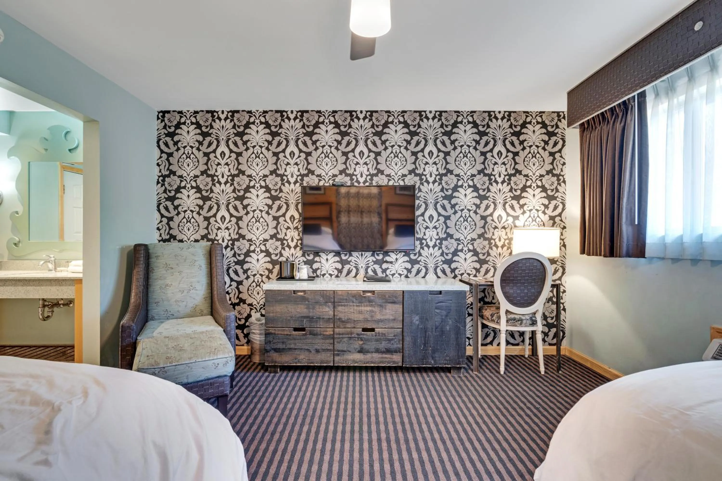 TV and multimedia, Bed in 3 Peaks Resort & Beach Club