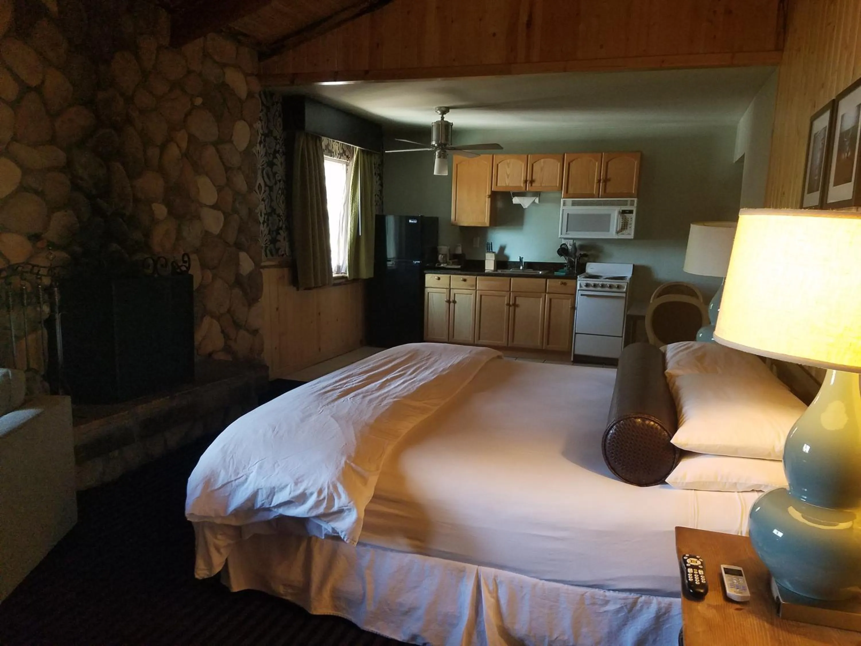 Kitchen or kitchenette, Bed in 3 Peaks Resort & Beach Club