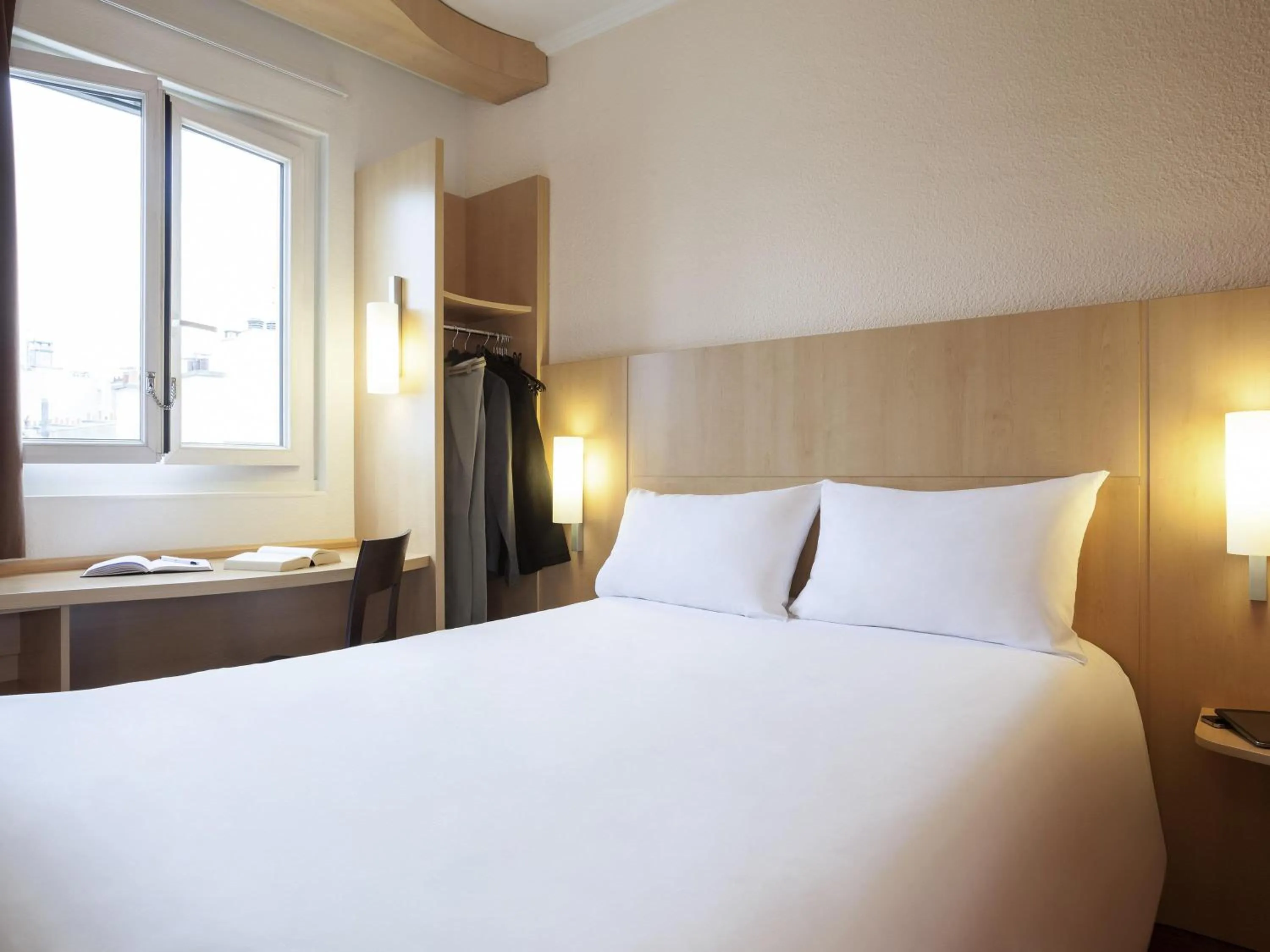 Bedroom, Bed in ibis Annecy Centre Vieille Ville