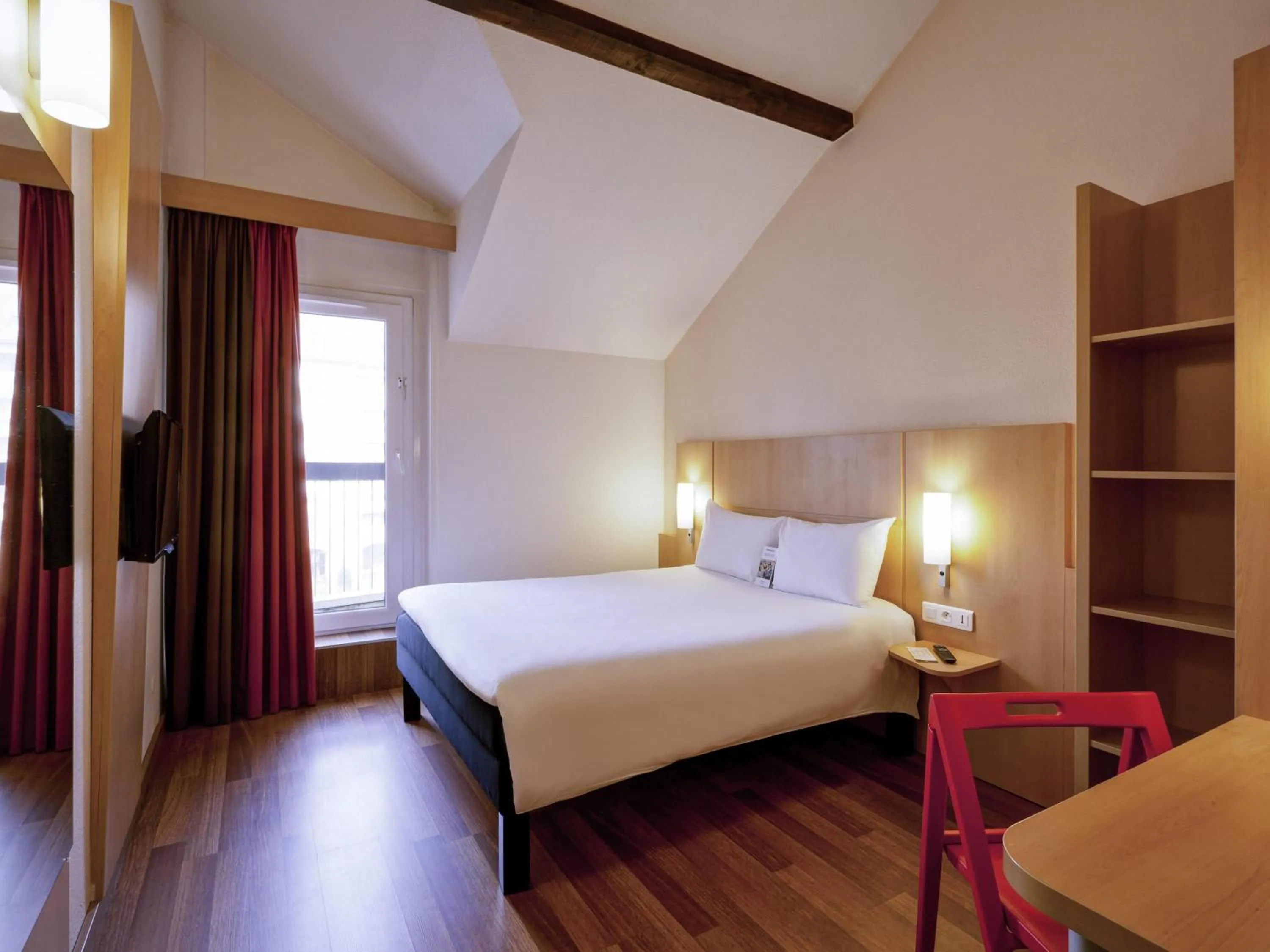 Bedroom, Bed in ibis Annecy Centre Vieille Ville