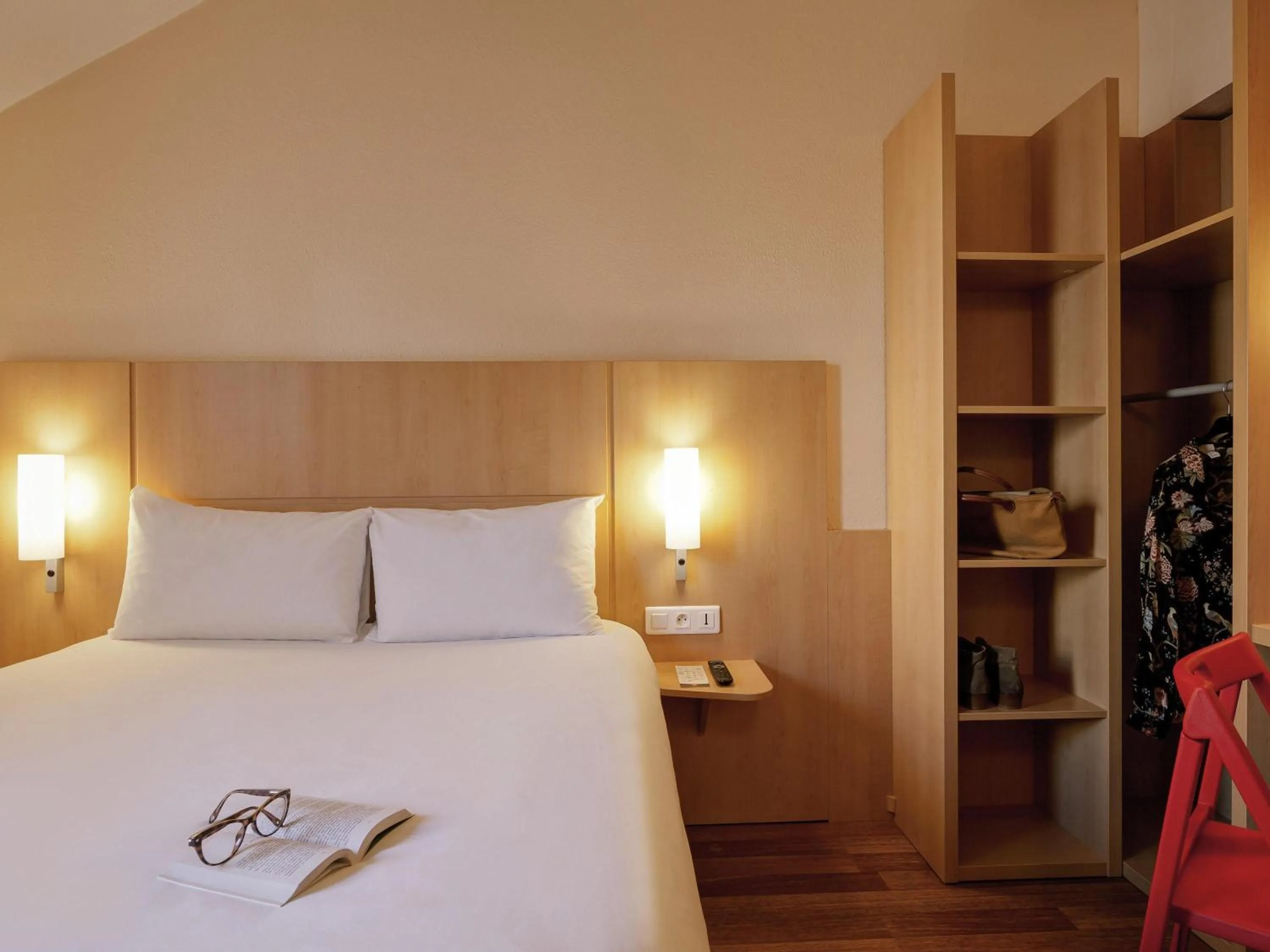 Bedroom, Bed in ibis Annecy Centre Vieille Ville