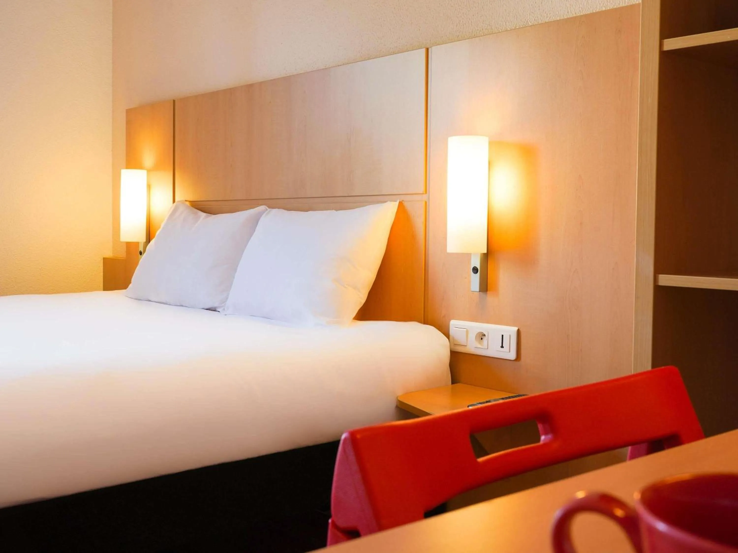 Bedroom, Bed in ibis Annecy Centre Vieille Ville