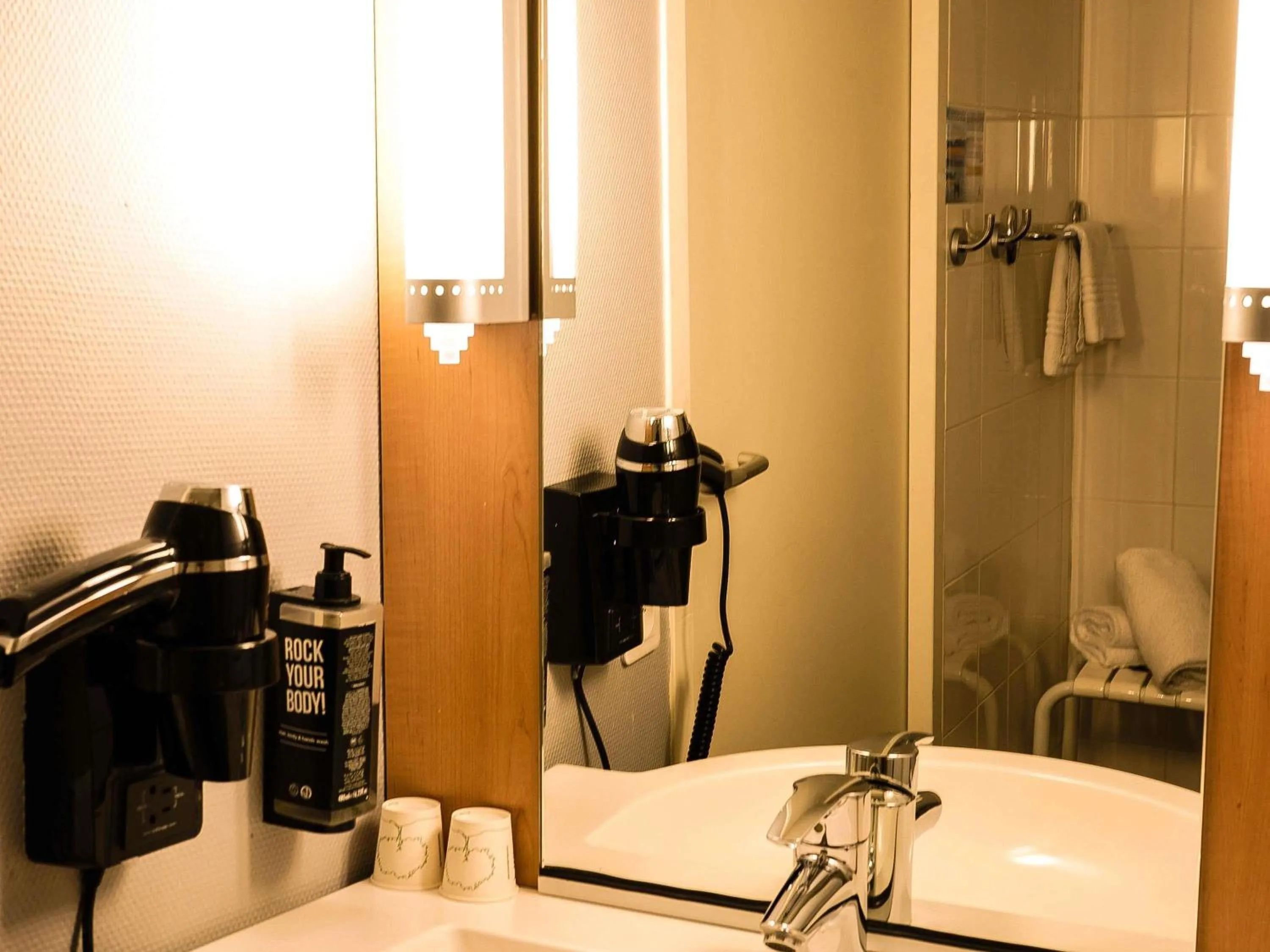 Bedroom in ibis Annecy Centre Vieille Ville