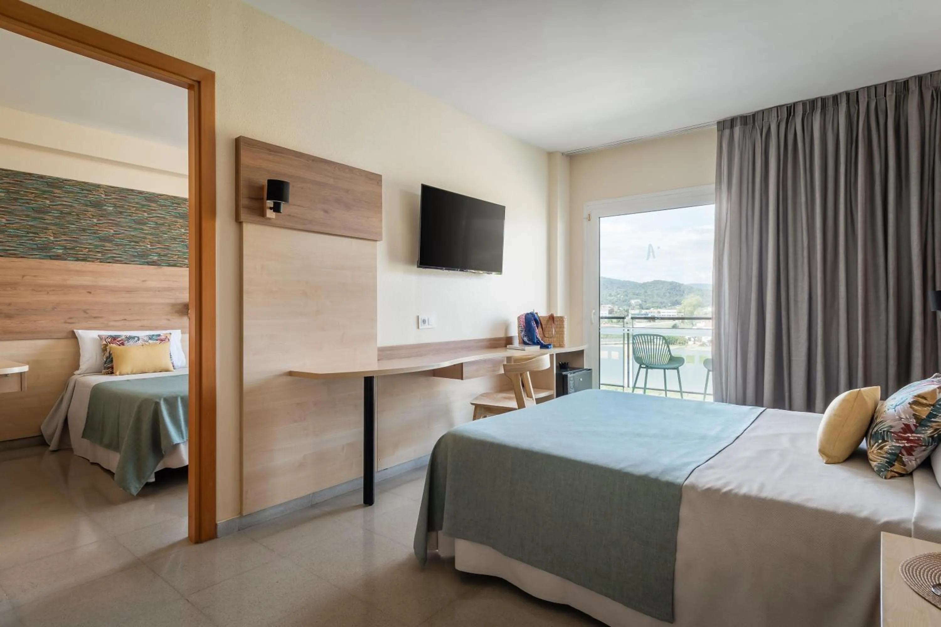 Photo of the whole room, Bed in ALEGRIA Caprici Verd 4 Sup