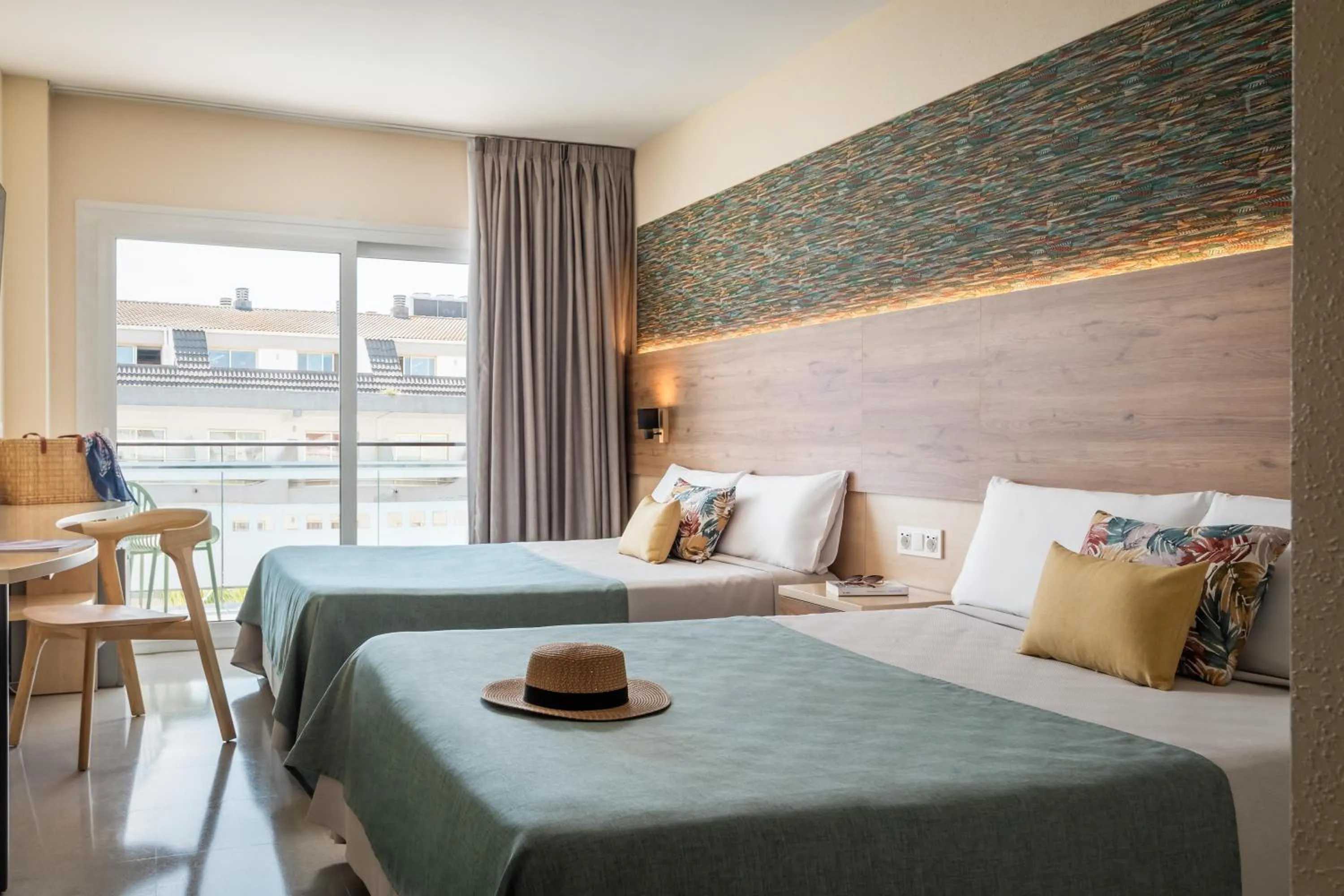 Photo of the whole room, Bed in ALEGRIA Caprici Verd 4 Sup