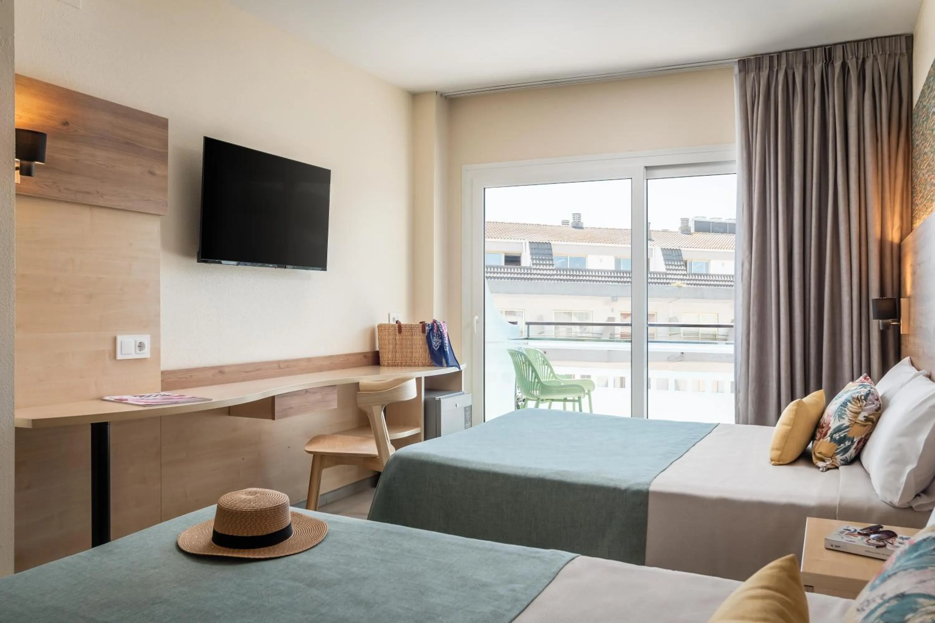 Photo of the whole room, Bed in ALEGRIA Caprici Verd 4 Sup