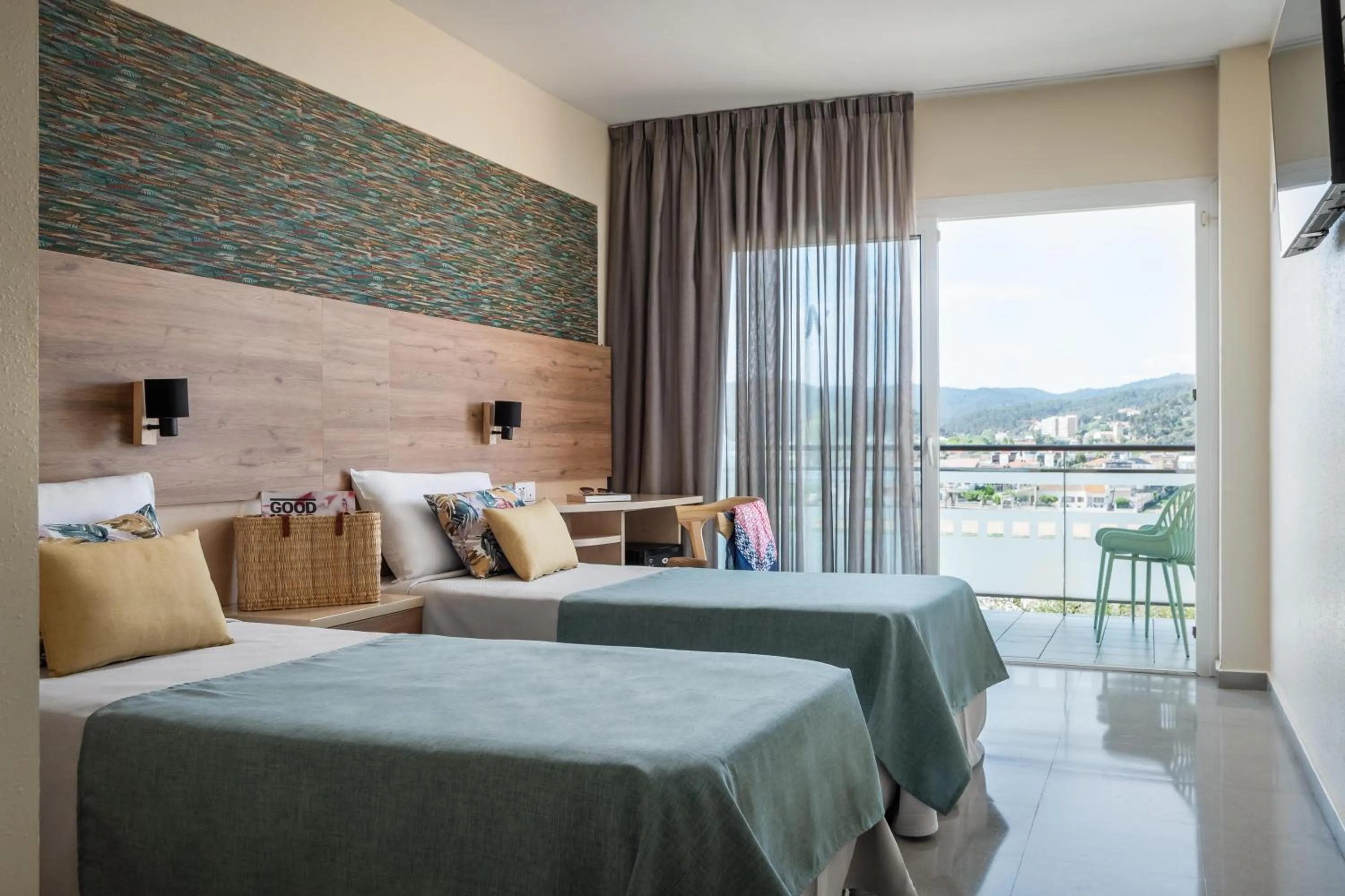 Photo of the whole room, Bed in ALEGRIA Caprici Verd 4 Sup