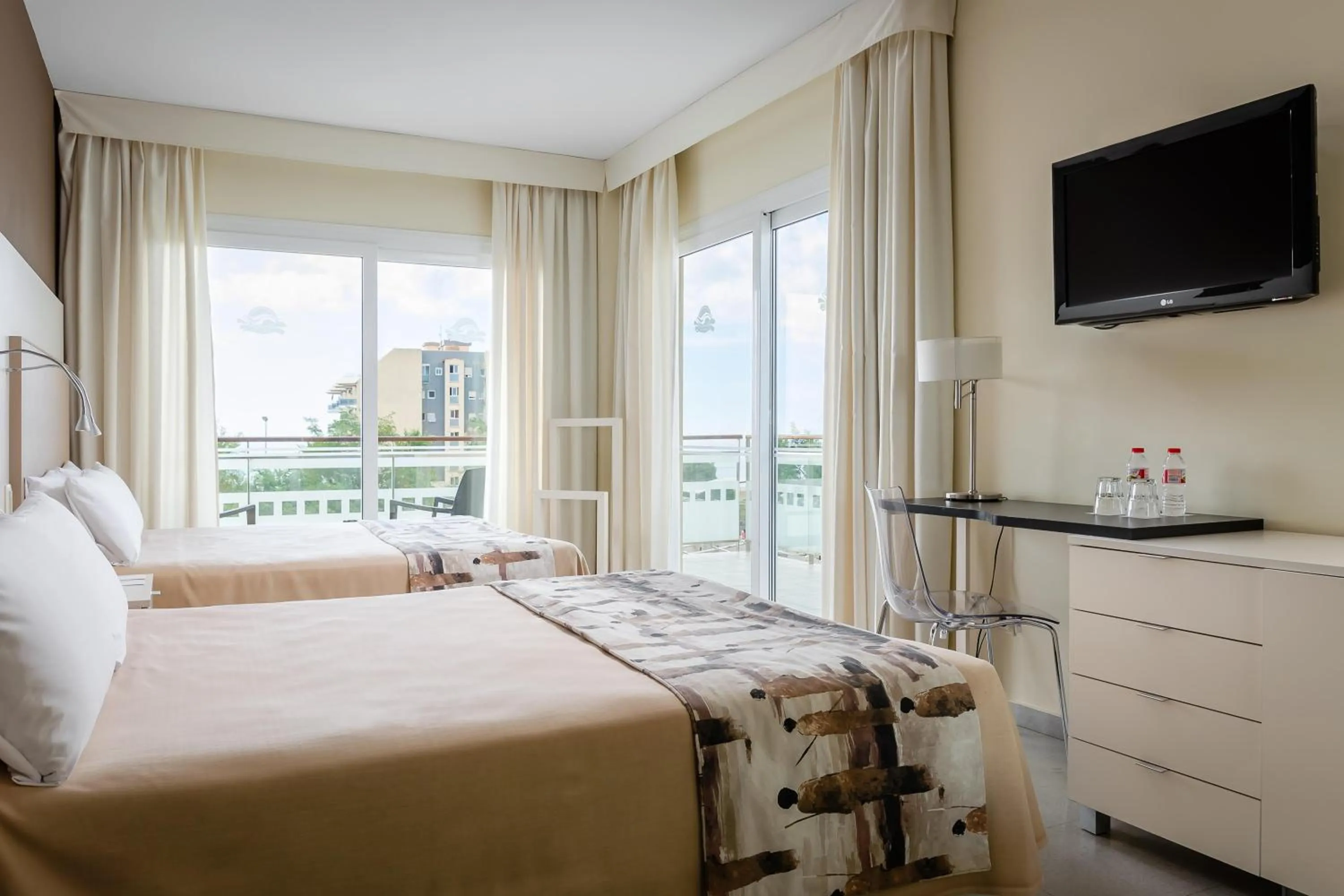 Photo of the whole room, Bed in ALEGRIA Caprici Verd 4 Sup