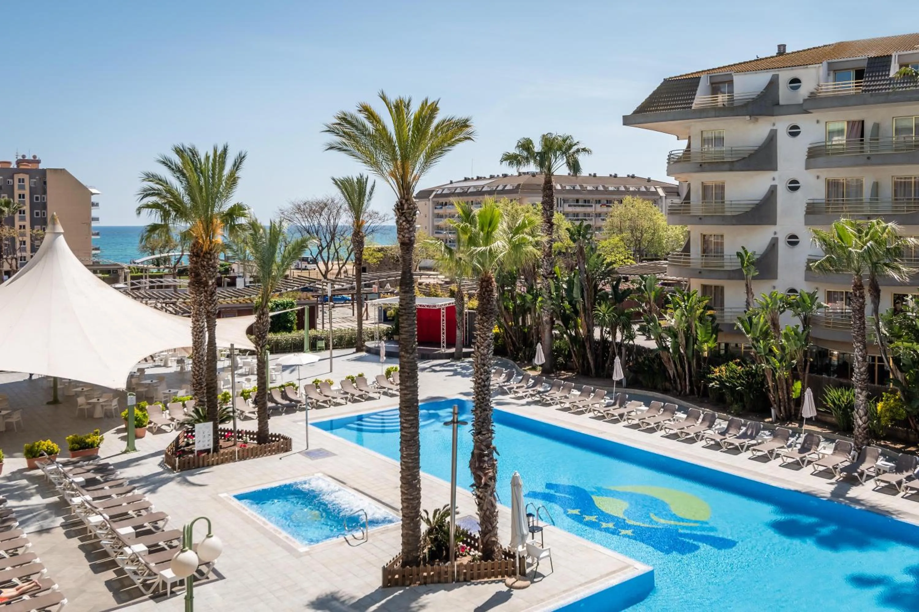 Swimming pool in ALEGRIA Caprici Verd 4 Sup