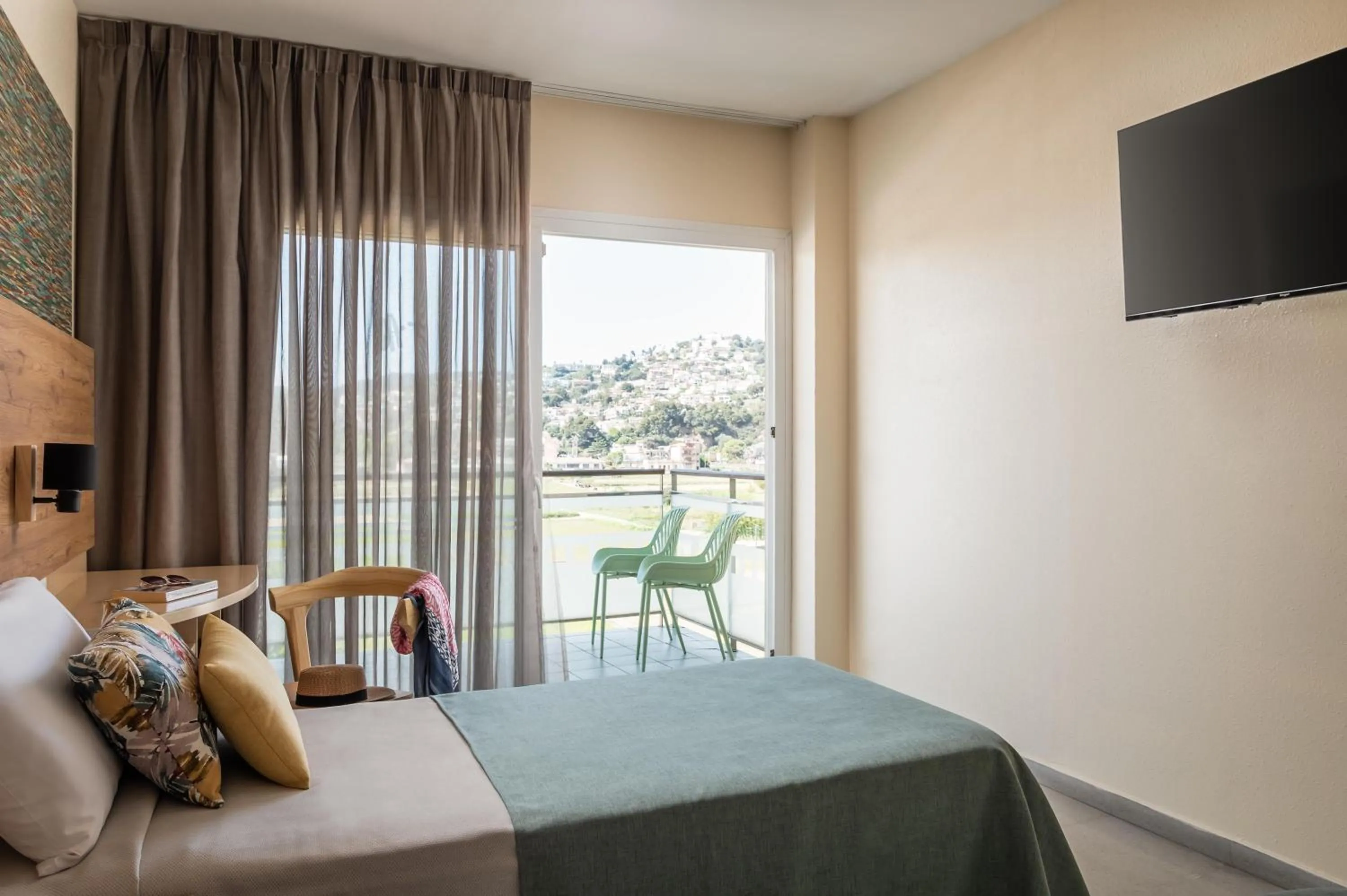 Photo of the whole room, Bed in ALEGRIA Caprici Verd 4 Sup