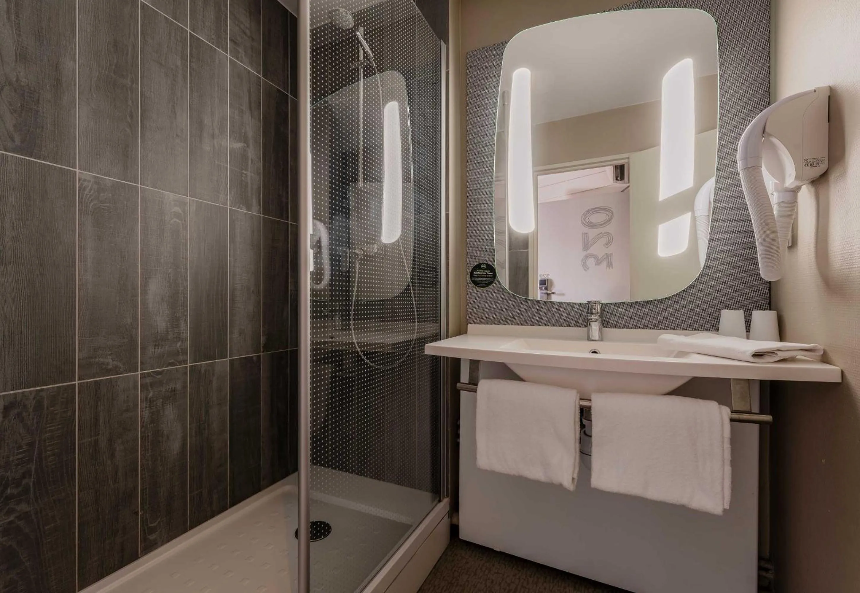 Bathroom in B&B HOTEL Lille Roubaix Centre Grand-Place