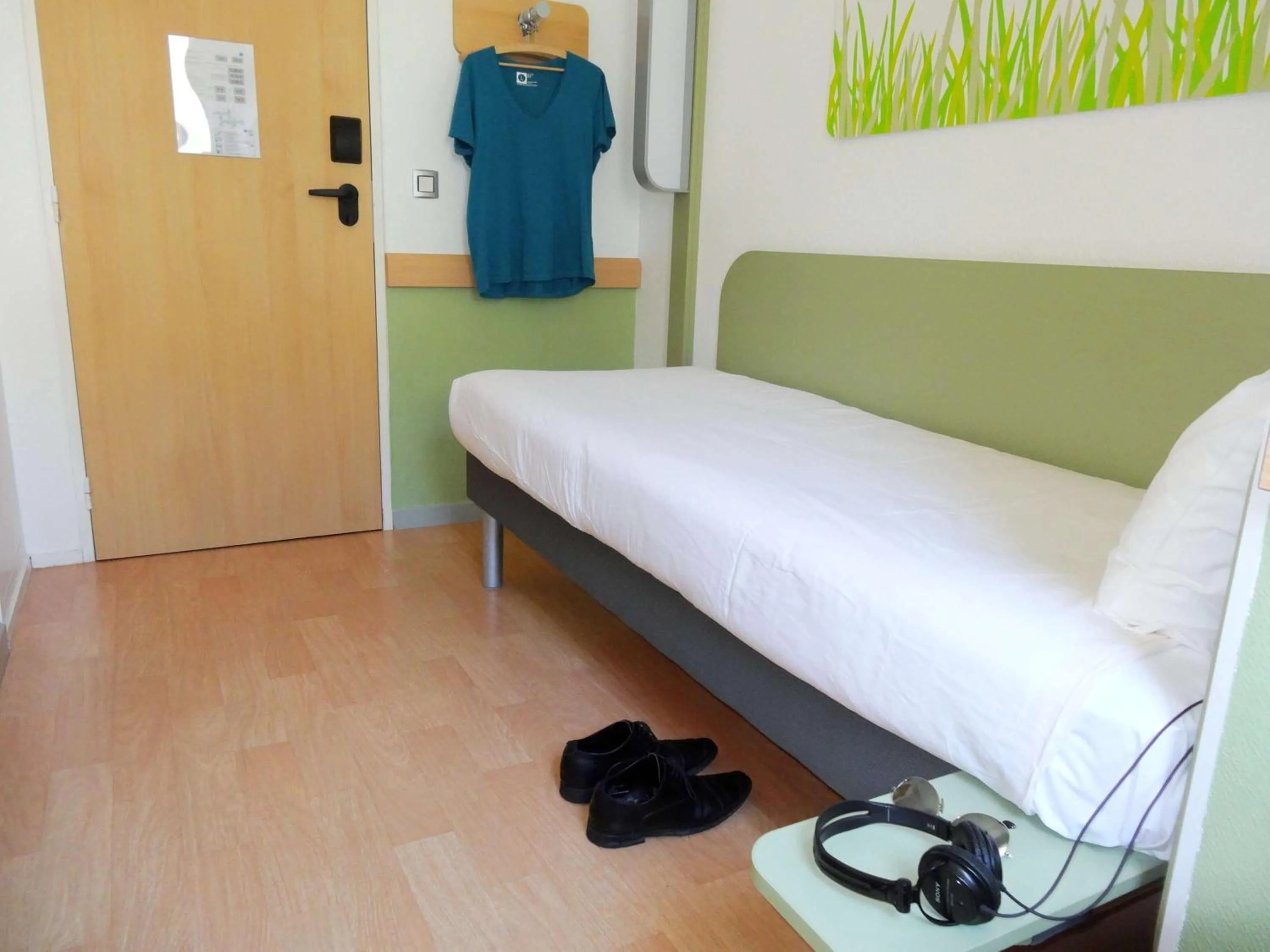 Photo of the whole room, Bed in ibis budget Marne la Vallée