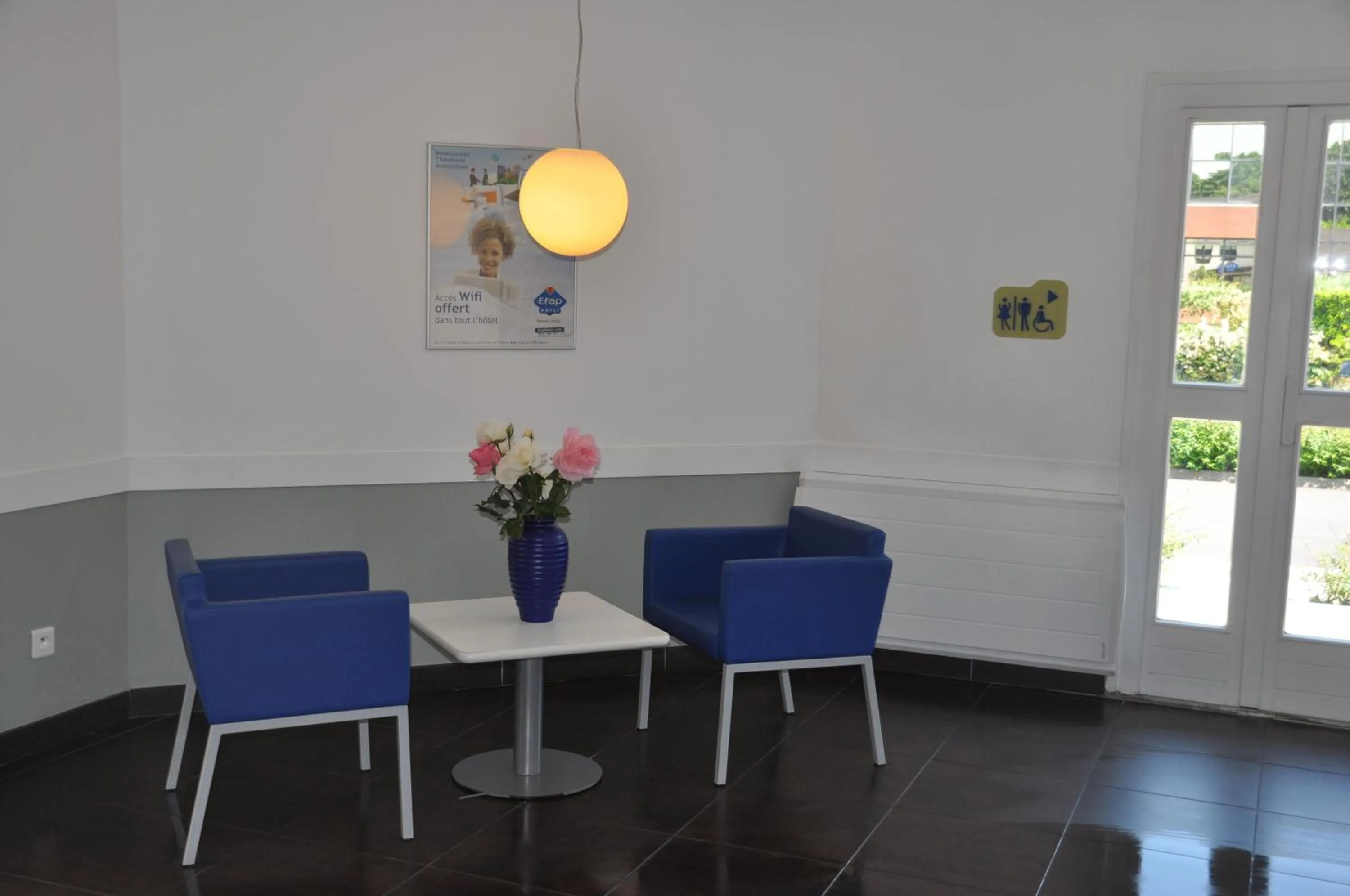 Lounge or bar in ibis budget Marne la Vallée