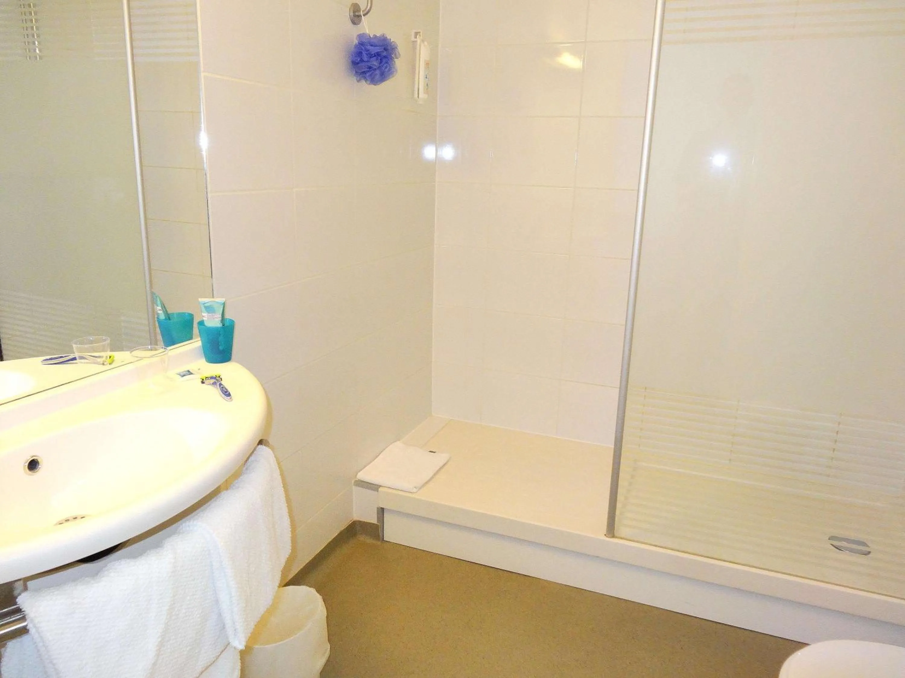 Photo of the whole room in ibis budget Marne la Vallée