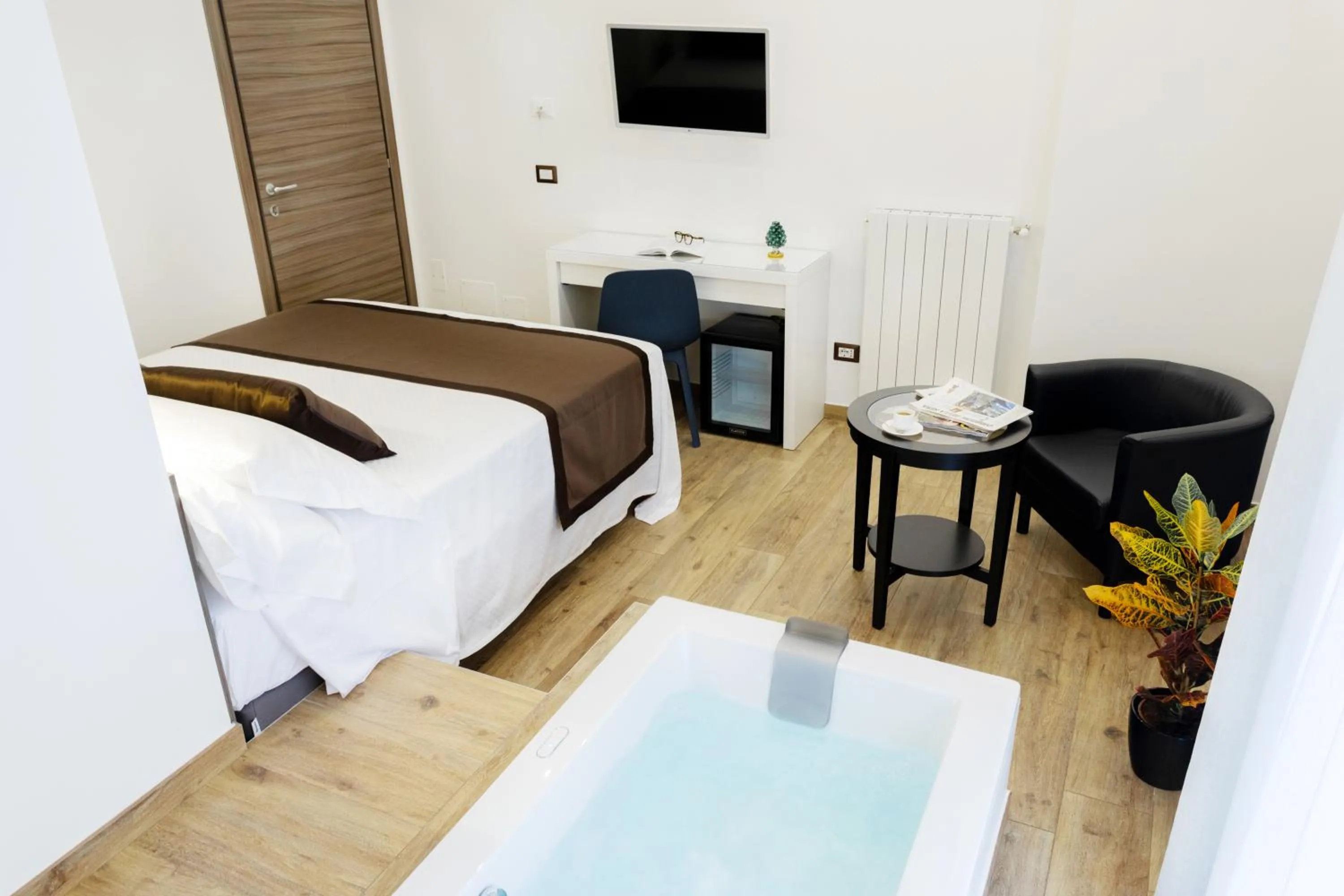 Hot Tub, Bed in Lighea aqua suites and breakfast