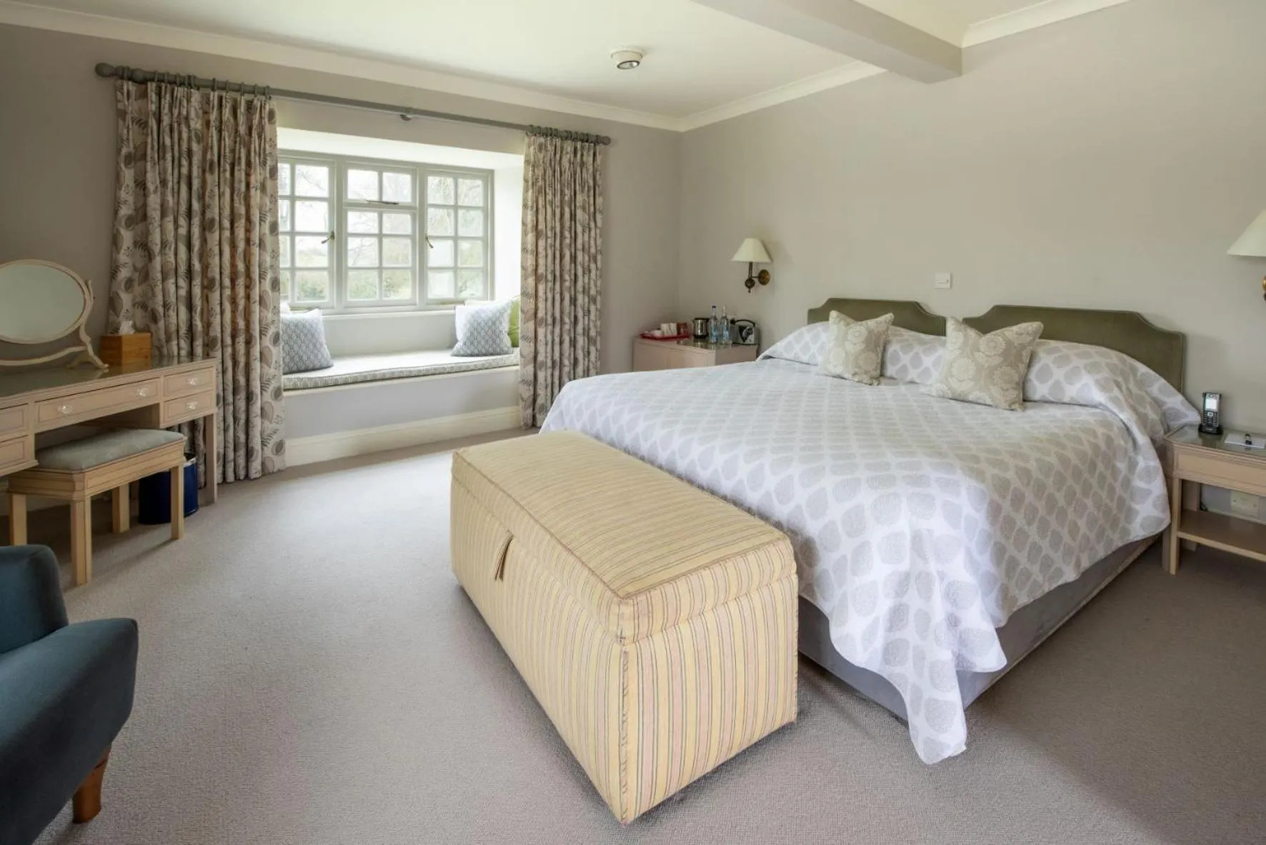 Garden view, Bed in Plumber Manor Hotel