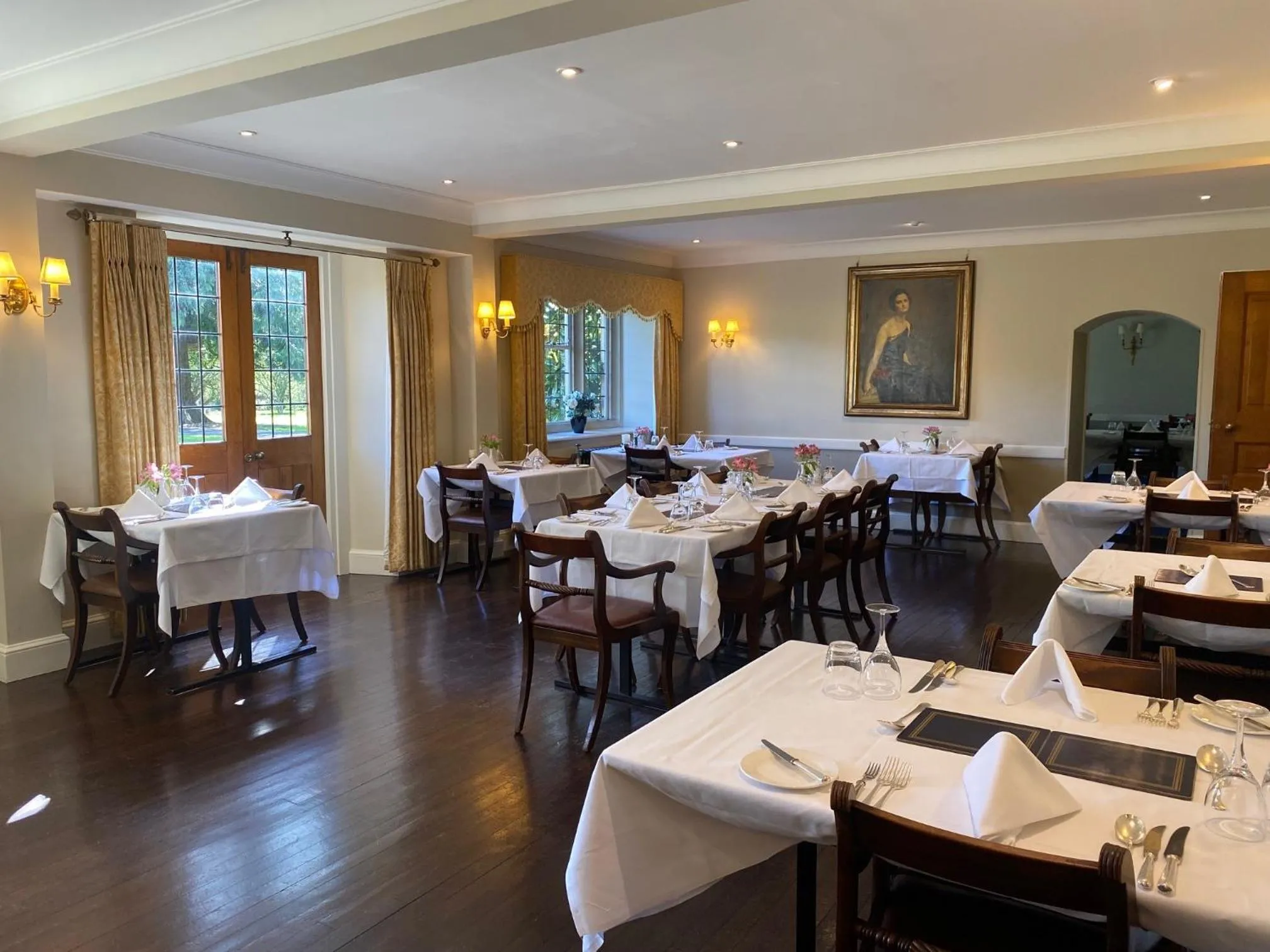 Restaurant/places to eat in Plumber Manor Hotel