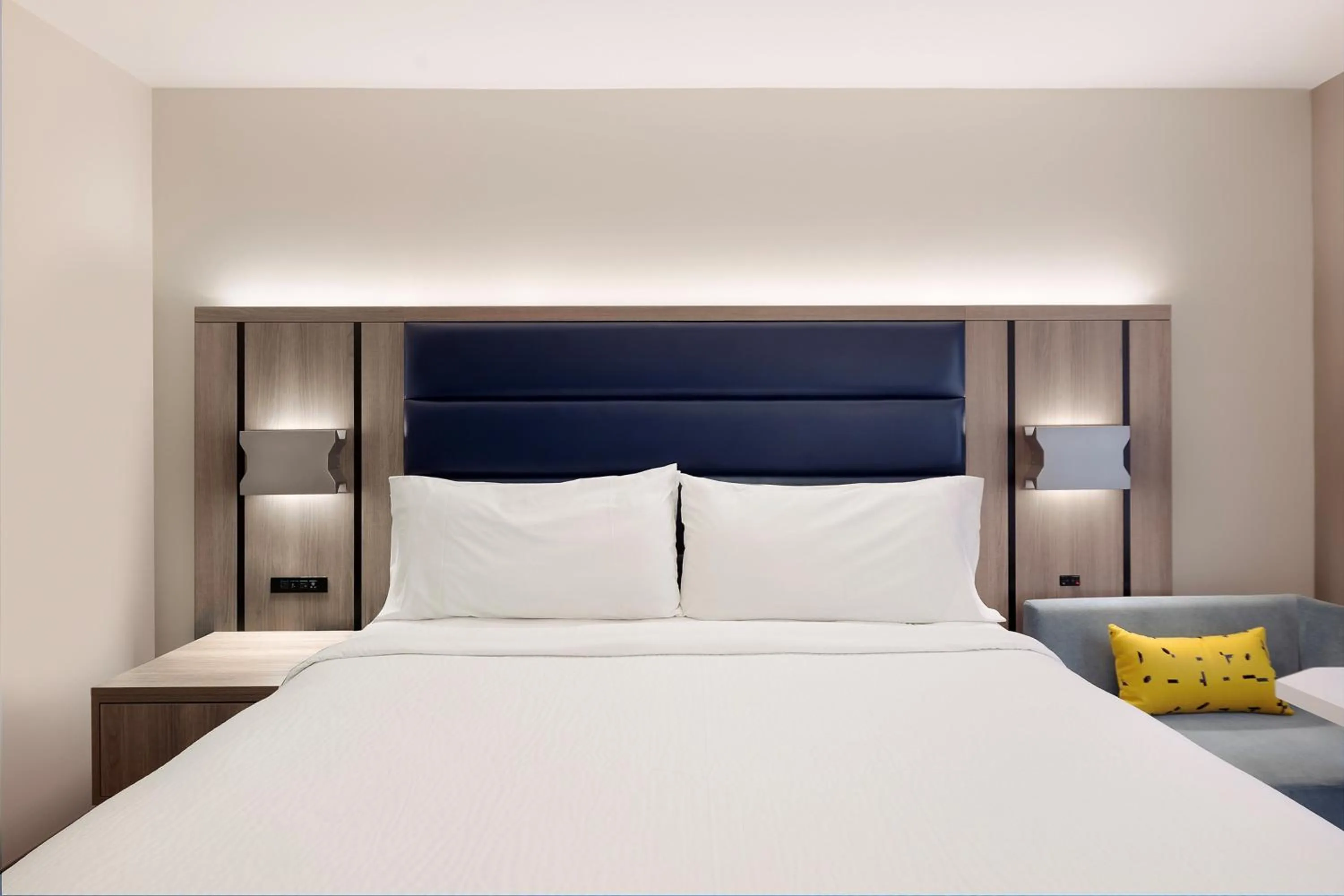 Photo of the whole room, Bed in Holiday Inn Express NYC Chelsea - NoMad Area by IHG