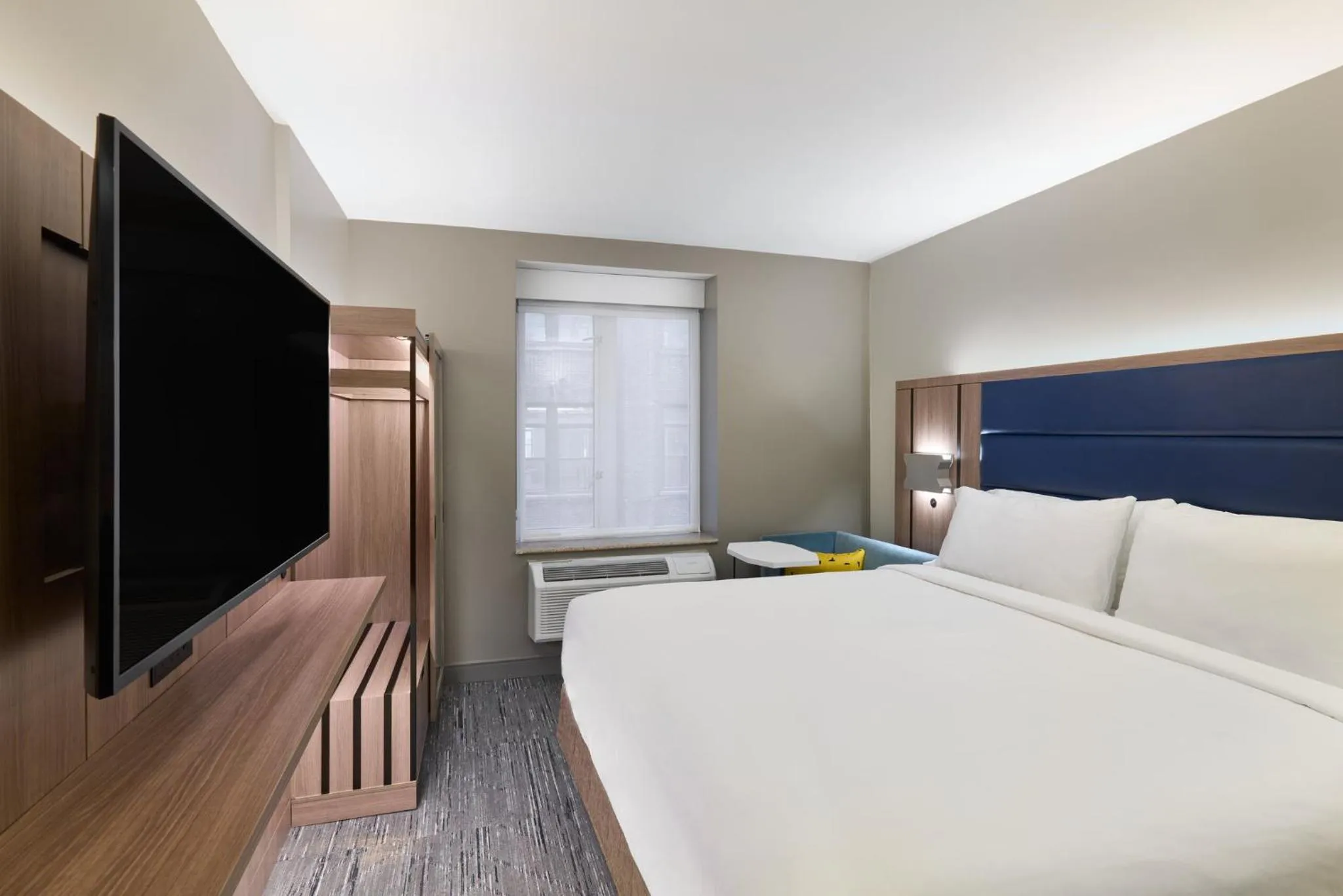 Photo of the whole room, Bed in Holiday Inn Express NYC Chelsea - NoMad Area by IHG