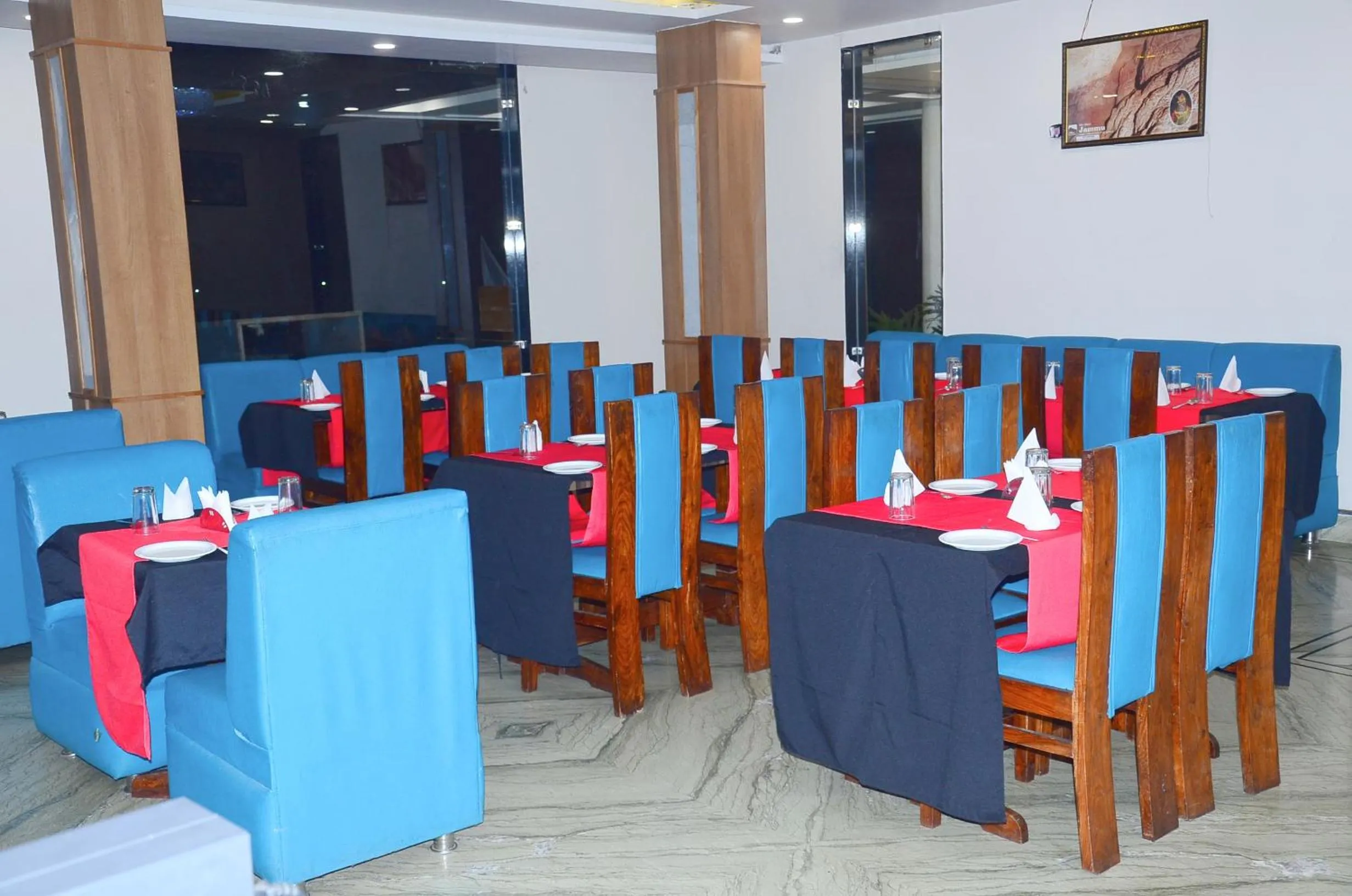 Restaurant/places to eat in Hotel Kalka Royal