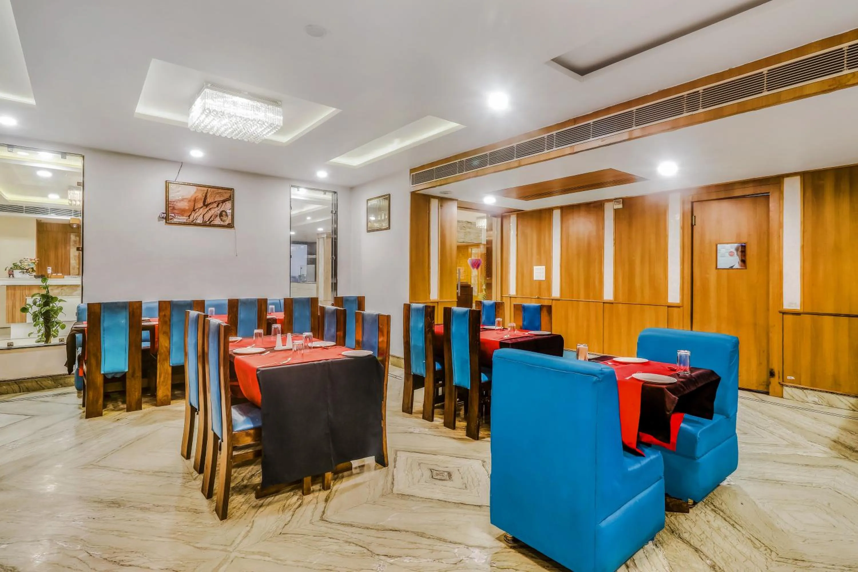 Restaurant/places to eat in Hotel Kalka Royal