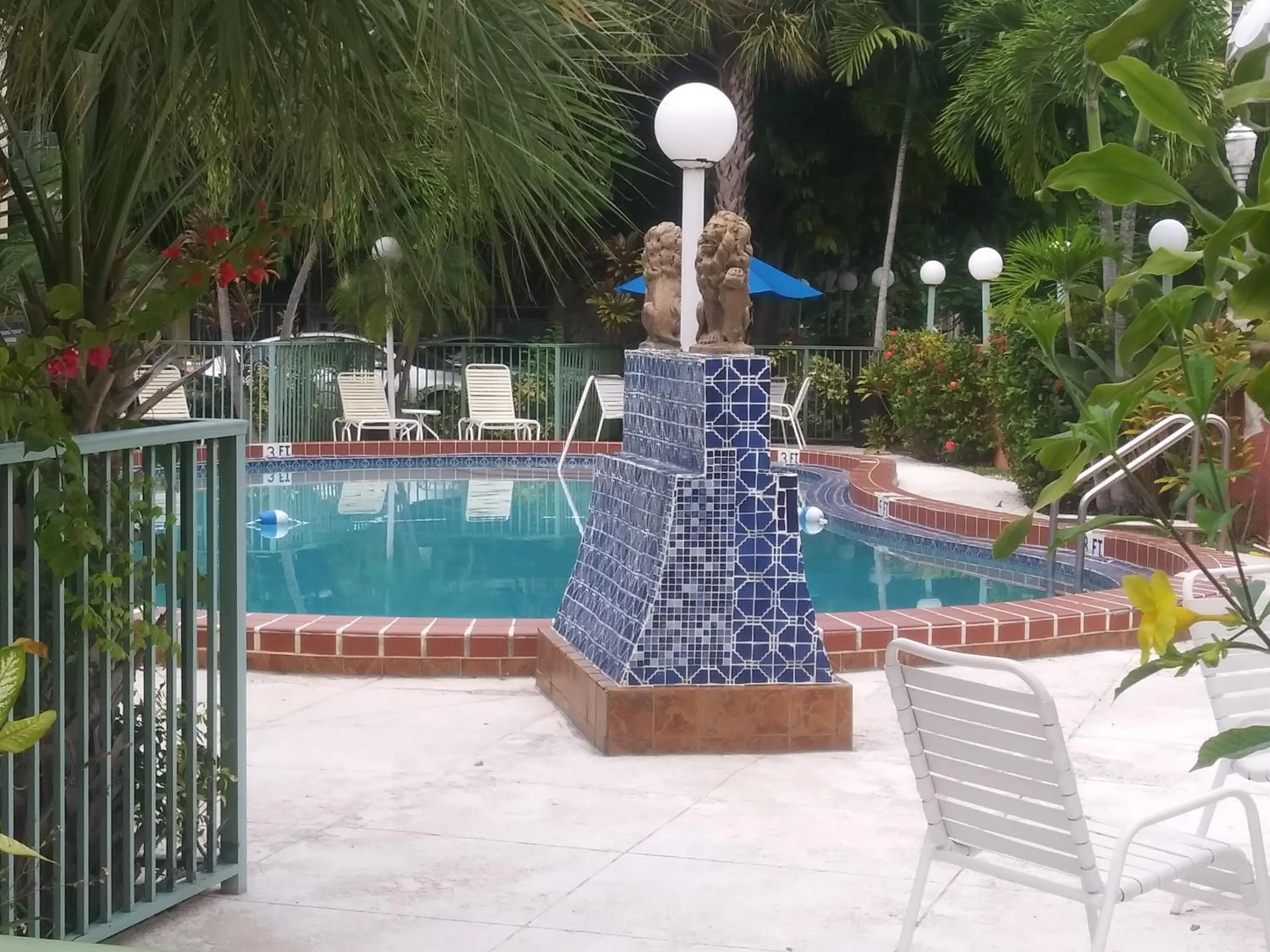 Swimming pool in Hotel Chateaubleau