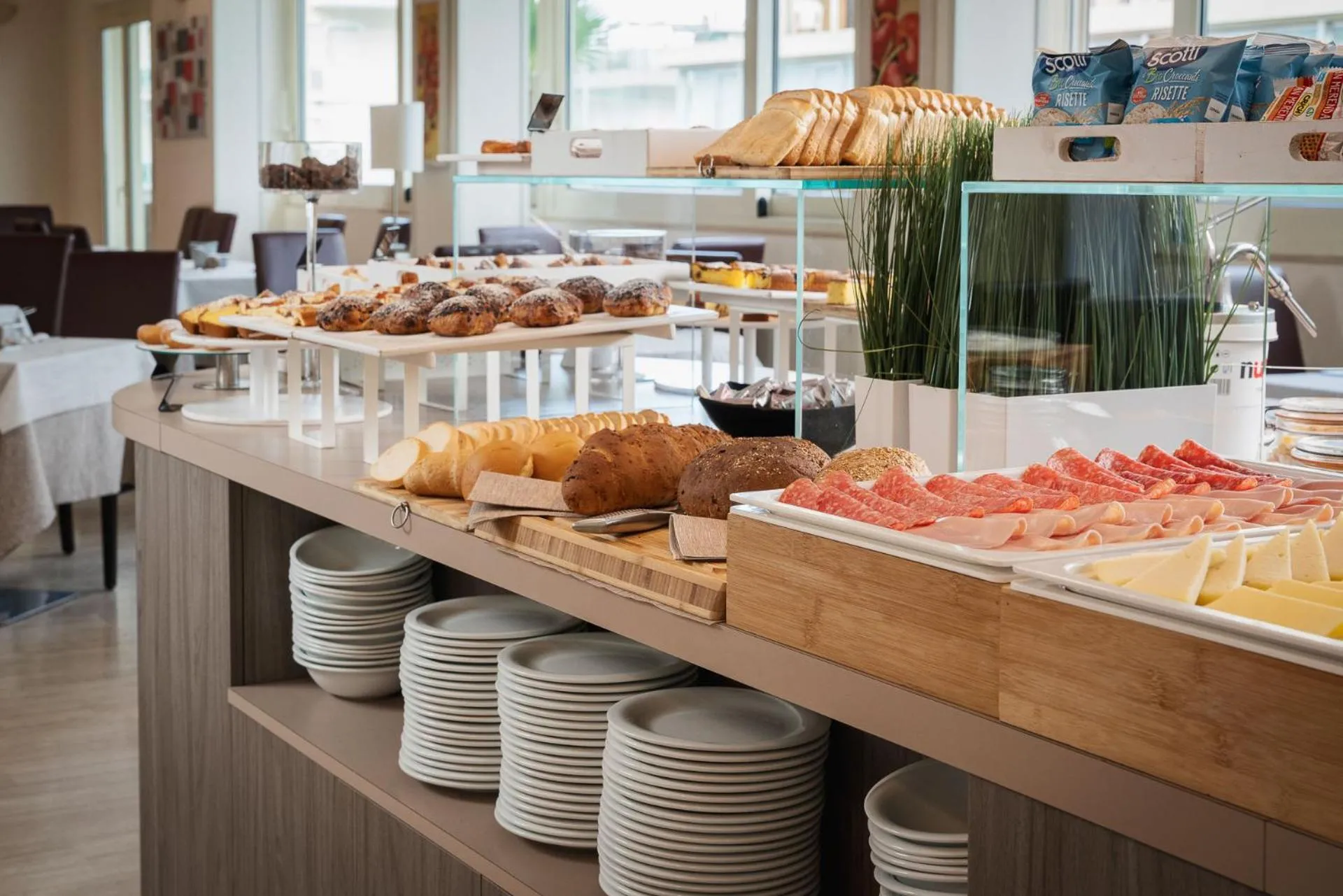 Restaurant/places to eat in Hotel Alexander