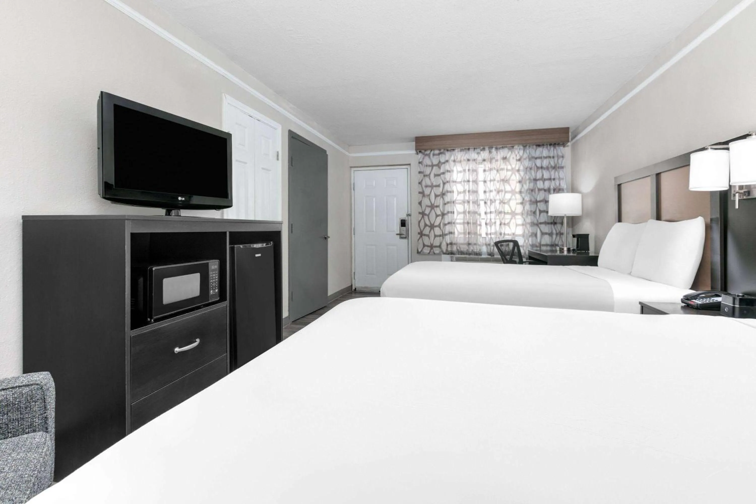 Photo of the whole room, Bed in Baymont by Wyndham Austin University Area