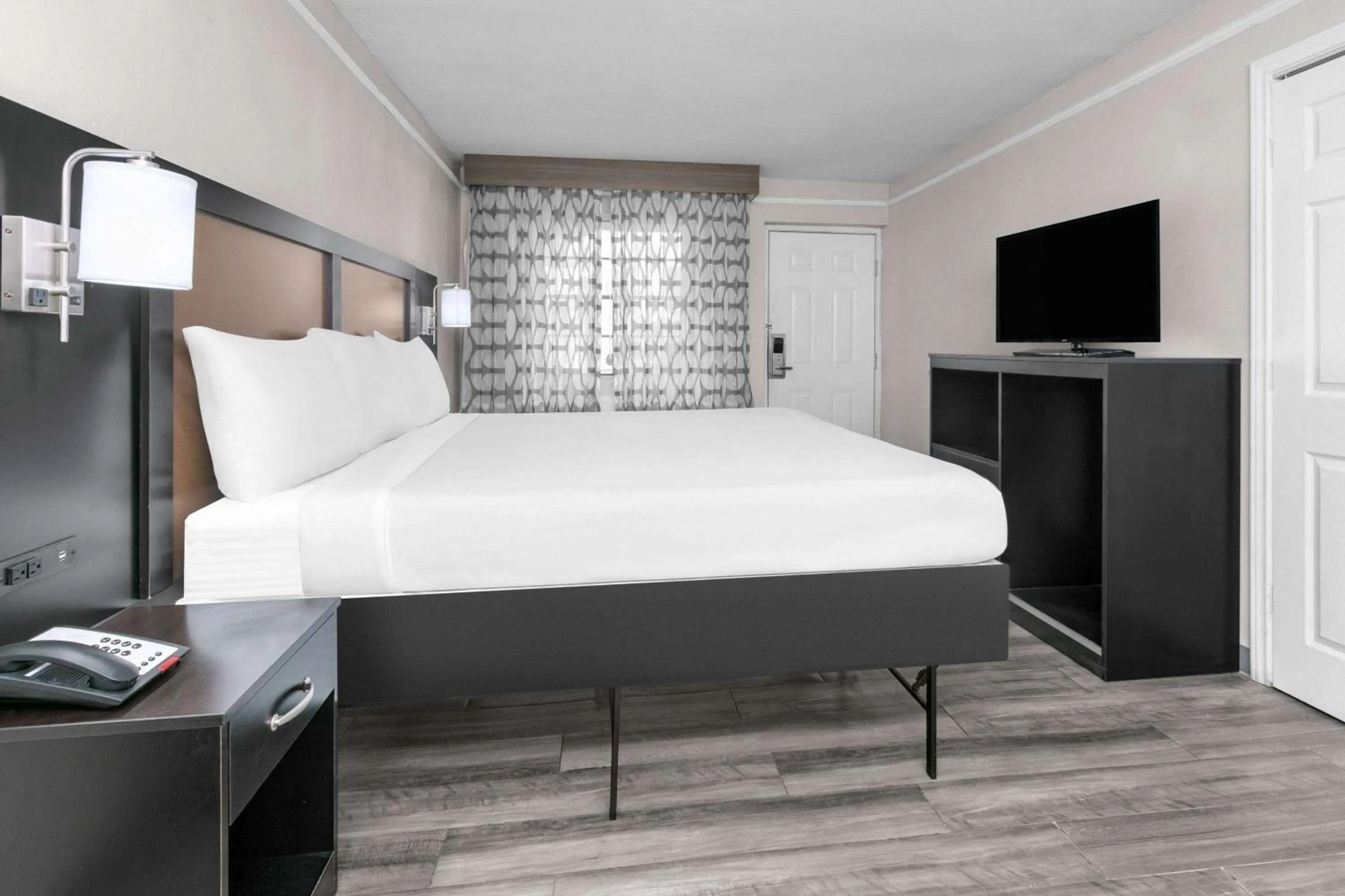 Photo of the whole room, Bed in Baymont by Wyndham Austin University Area