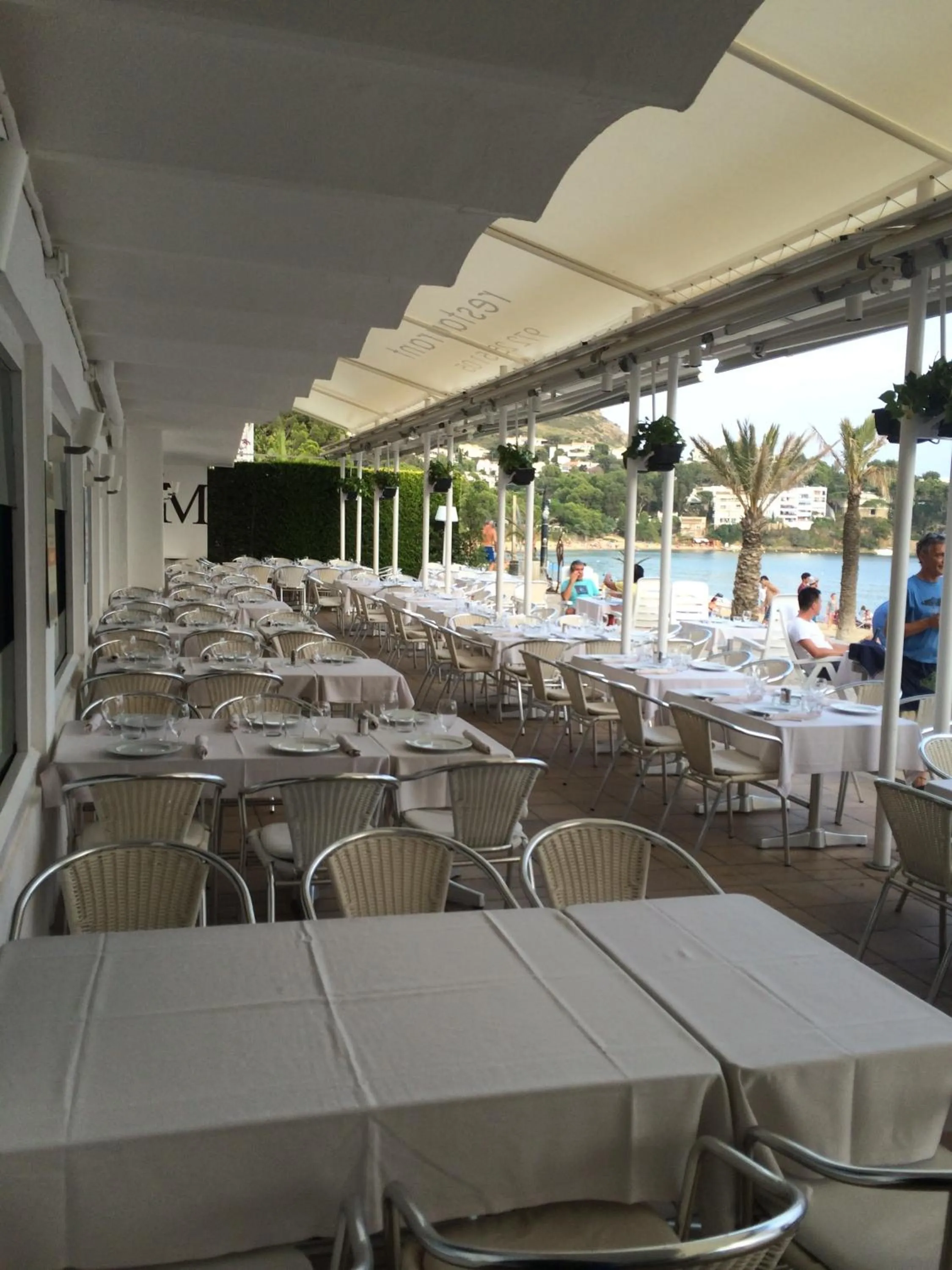 Restaurant/places to eat in Santa Llucia Apartaments