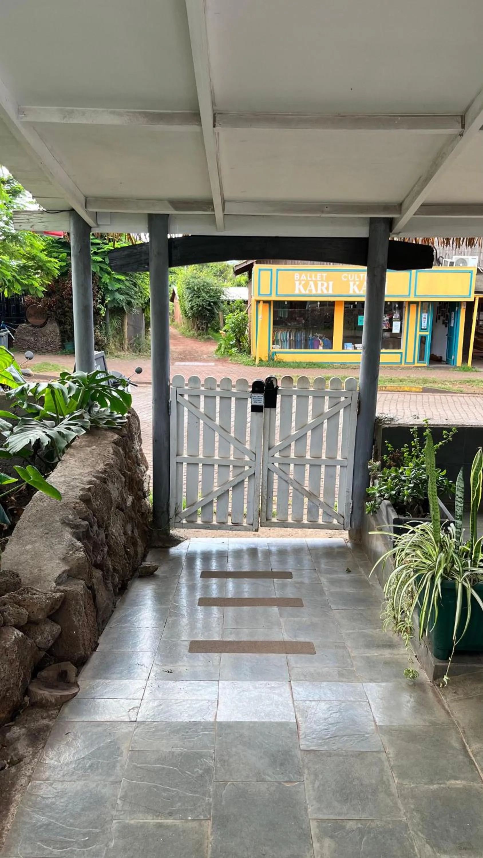 Facade/entrance in Inaki Uhi Hotel