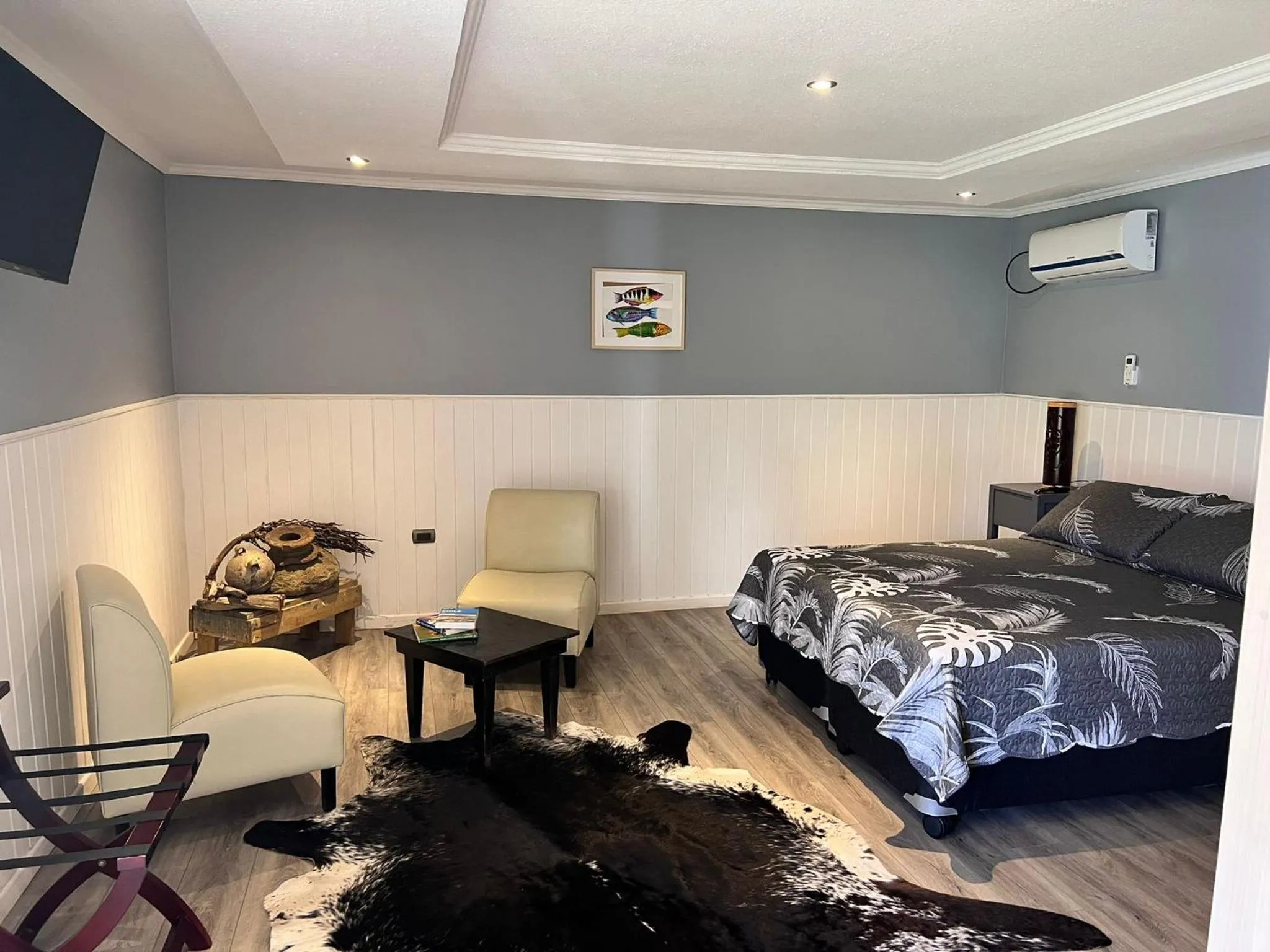 Photo of the whole room, Bed in Inaki Uhi Hotel