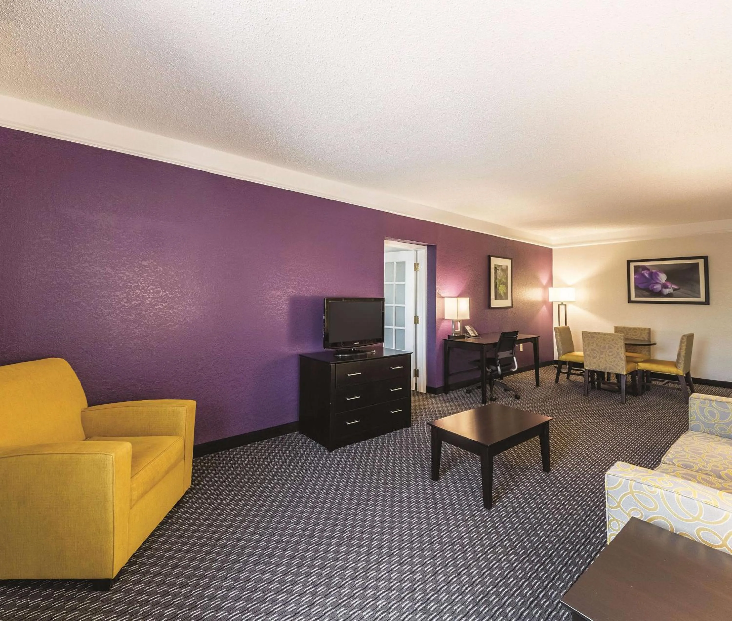 Bed in La Quinta Inn & Suites by Wyndham San Antonio Downtown