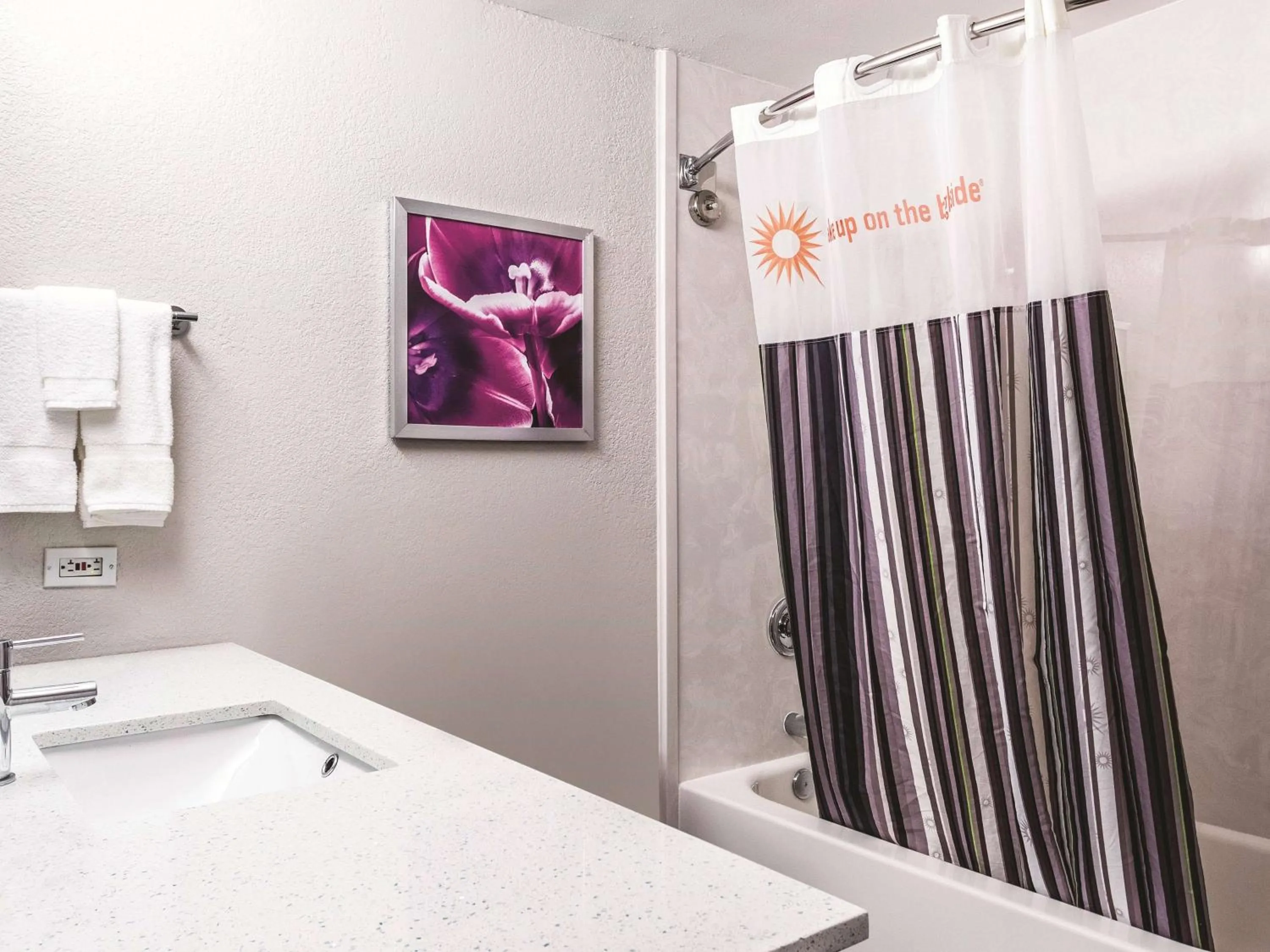 Photo of the whole room, Bed in La Quinta Inn & Suites by Wyndham San Antonio Downtown