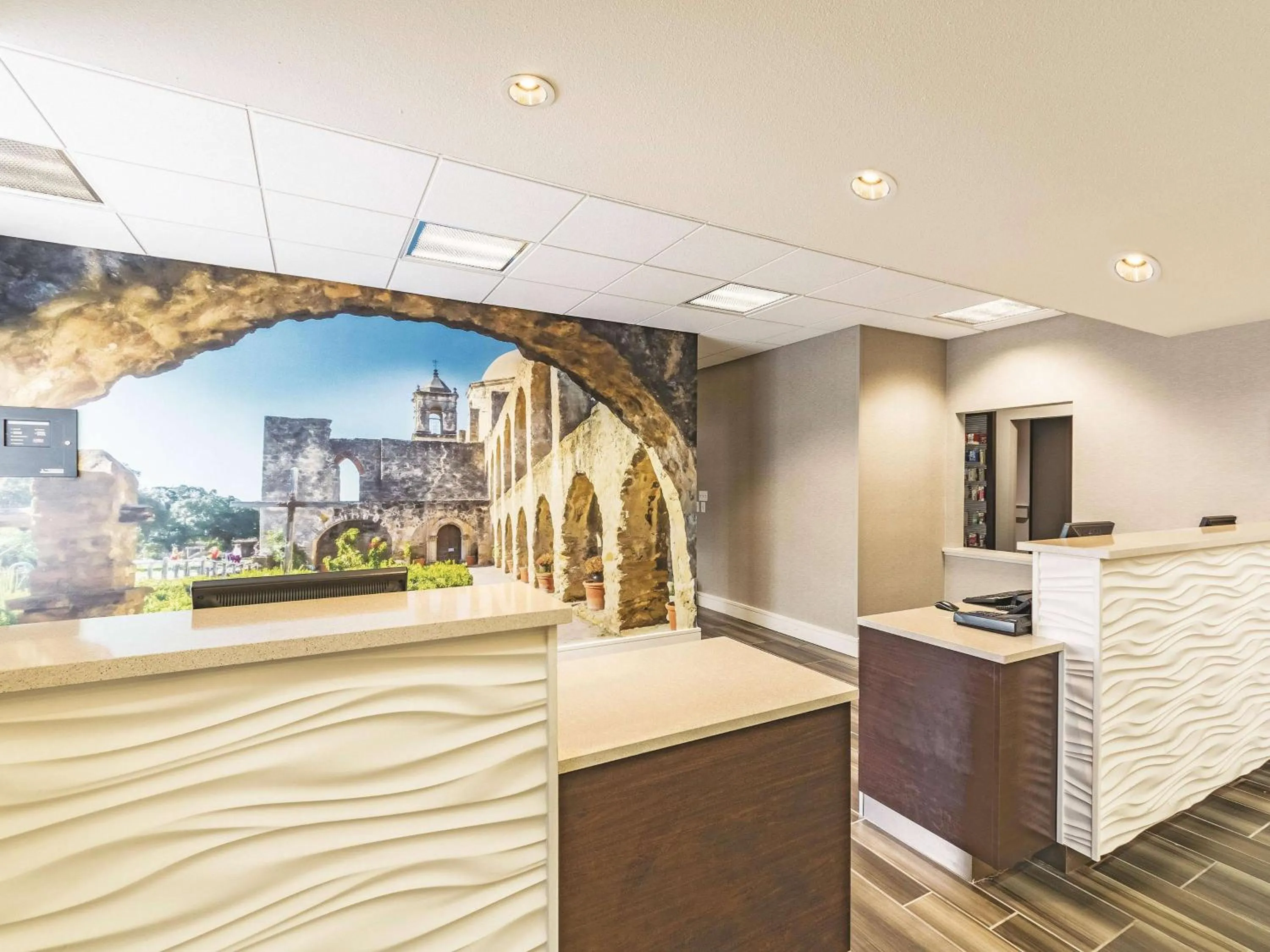 Lobby or reception in La Quinta Inn & Suites by Wyndham San Antonio Downtown