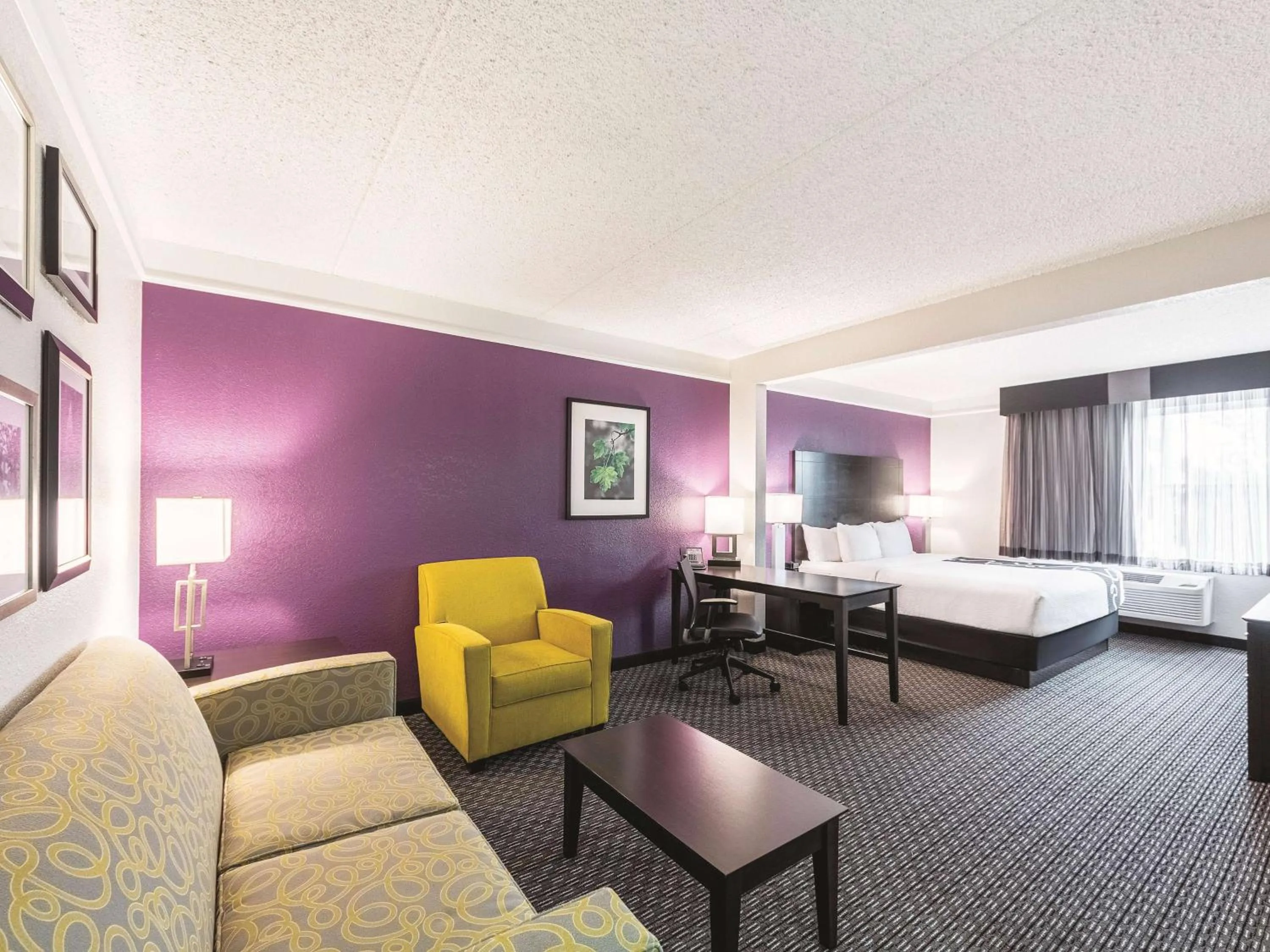 Photo of the whole room, Bed in La Quinta Inn & Suites by Wyndham San Antonio Downtown
