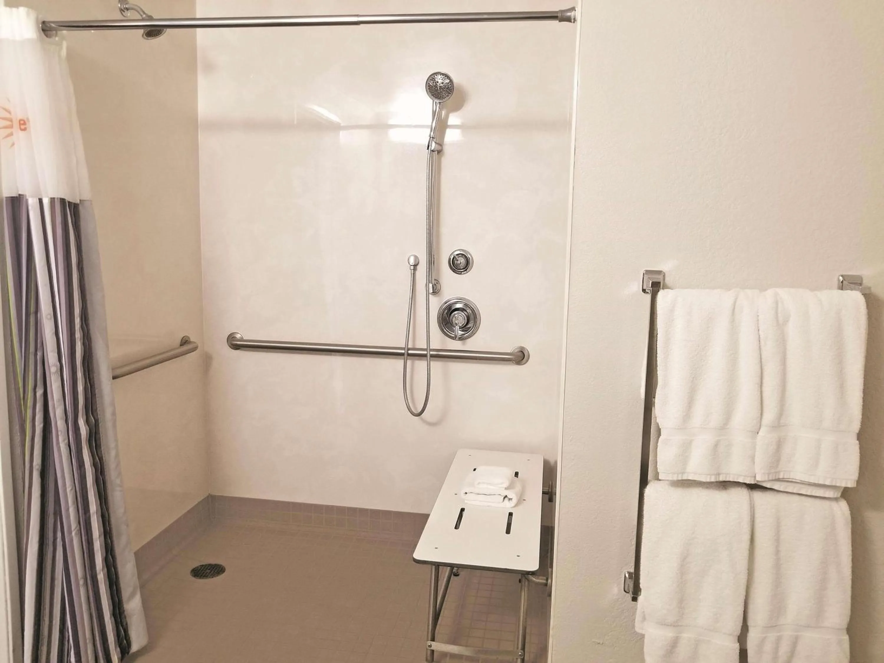 Bed in La Quinta Inn & Suites by Wyndham San Antonio Downtown