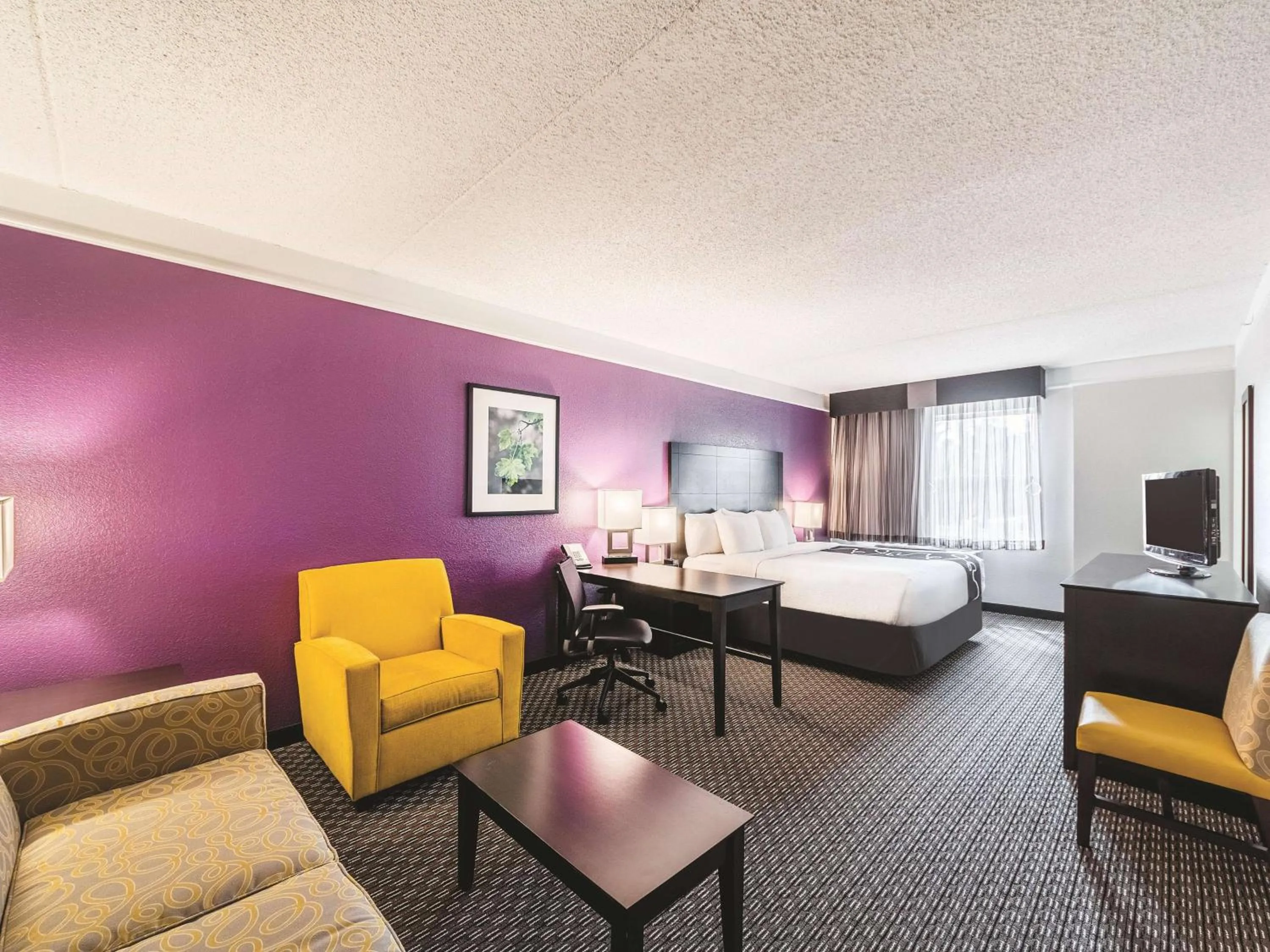 Photo of the whole room, Bed in La Quinta Inn & Suites by Wyndham San Antonio Downtown