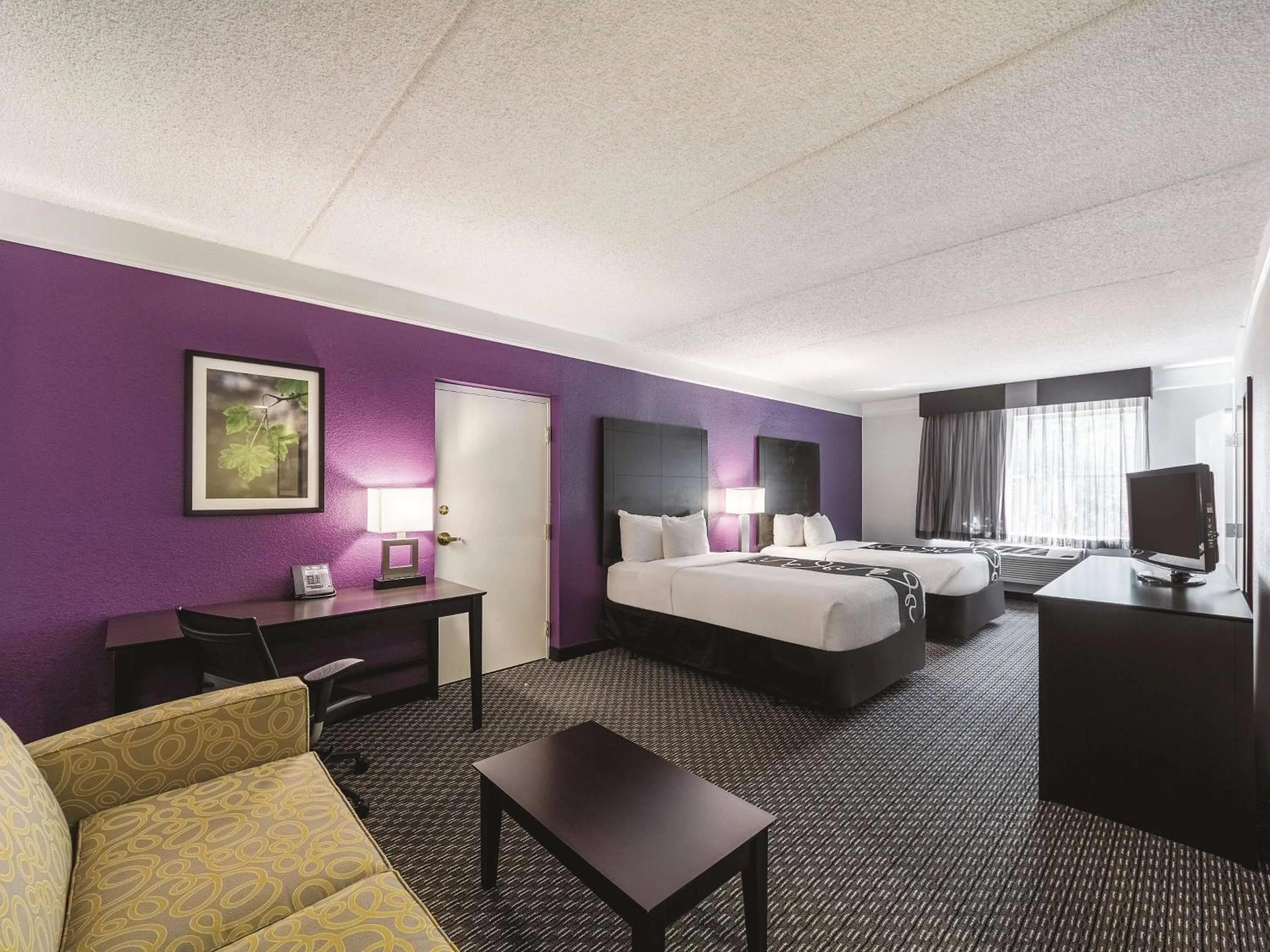 Photo of the whole room, Bed in La Quinta Inn & Suites by Wyndham San Antonio Downtown